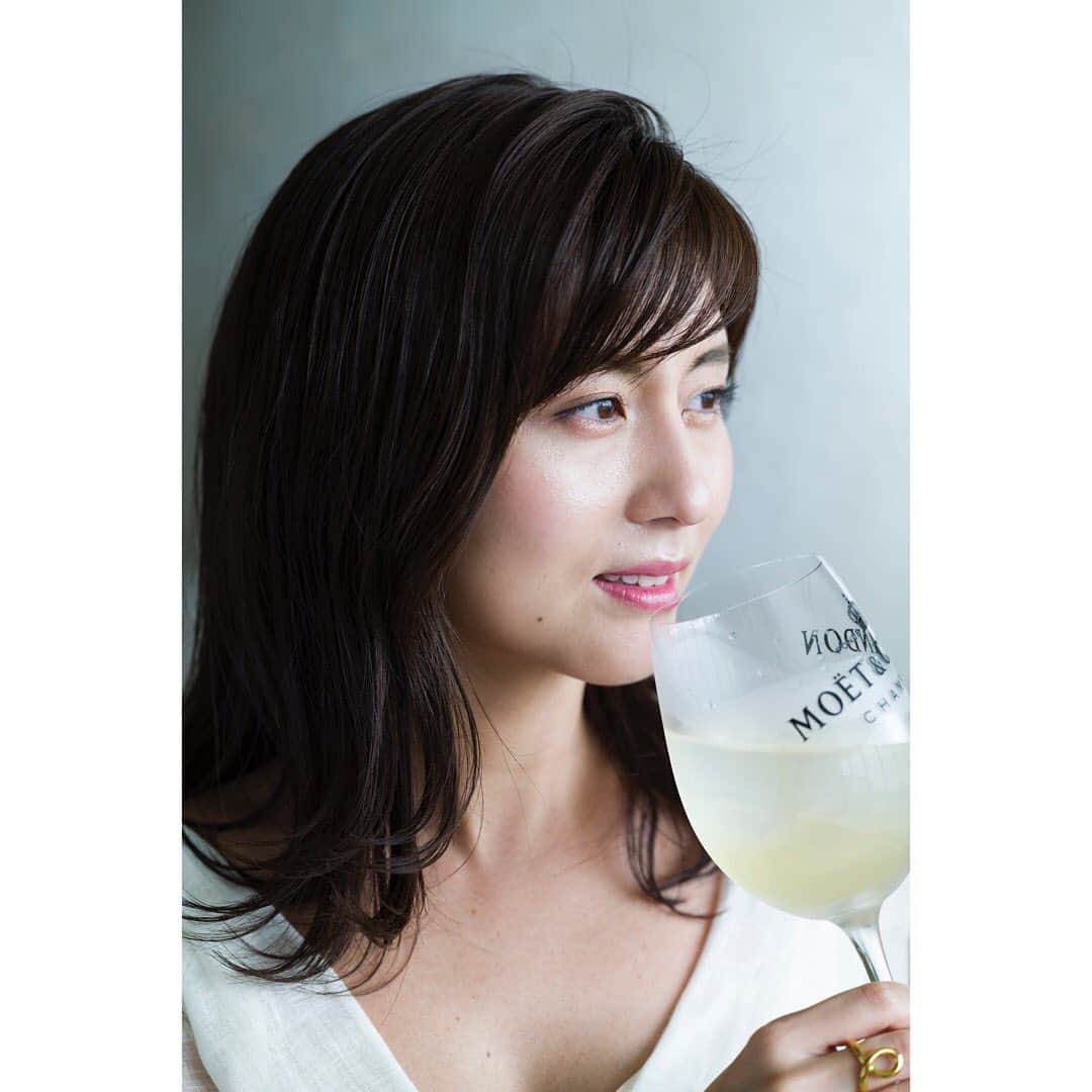 宇賀なつみさんのインスタグラム写真 - (宇賀なつみInstagram)「. . 本日発売の雑誌【WINE WHAT】 表紙に登場しております‼︎ . . 大好きなワインを手に♡ お仕事についても、色々お話させていただきました。 . 川柳居酒屋なつみにも、 取材に来ていただきました。 . 是非ご覧ください(^^) . . Hair & Makeup by : @aya.f_makeup  Styling by : @wakiko_kondo  . . #winewhat #宇賀なつみ」8月5日 9時33分 - natsumi_uga