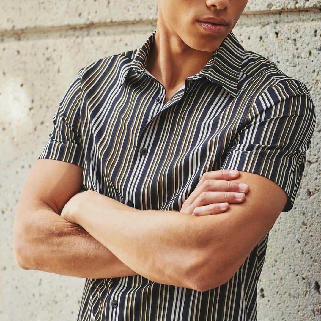 ペリーエリスのインスタグラム：「Everyday classics with a modern edge. Our total stretch fabric allows you to move freely throughout the day with added durability for all-day comfort. #lifereadysince1976」