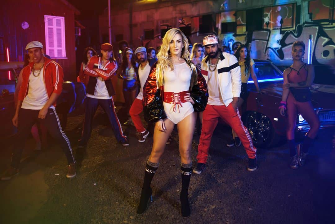 Claudia Leitteのインスタグラム：「Baldin de Gelo tá fazendo 3 anos hoje e eu não poderia ser mais grata pelo que essa música ainda representa na minha vida e sei que nas de muitos de vocês também! 🍾🧊 Agora que já sabem um pouquinho mais do que rolou nos bastidores do clipe (volte 1 post), corre lá no @youtubebrasil pra assitir de novo 😍😍 #BaldinDeGelo3Anos」