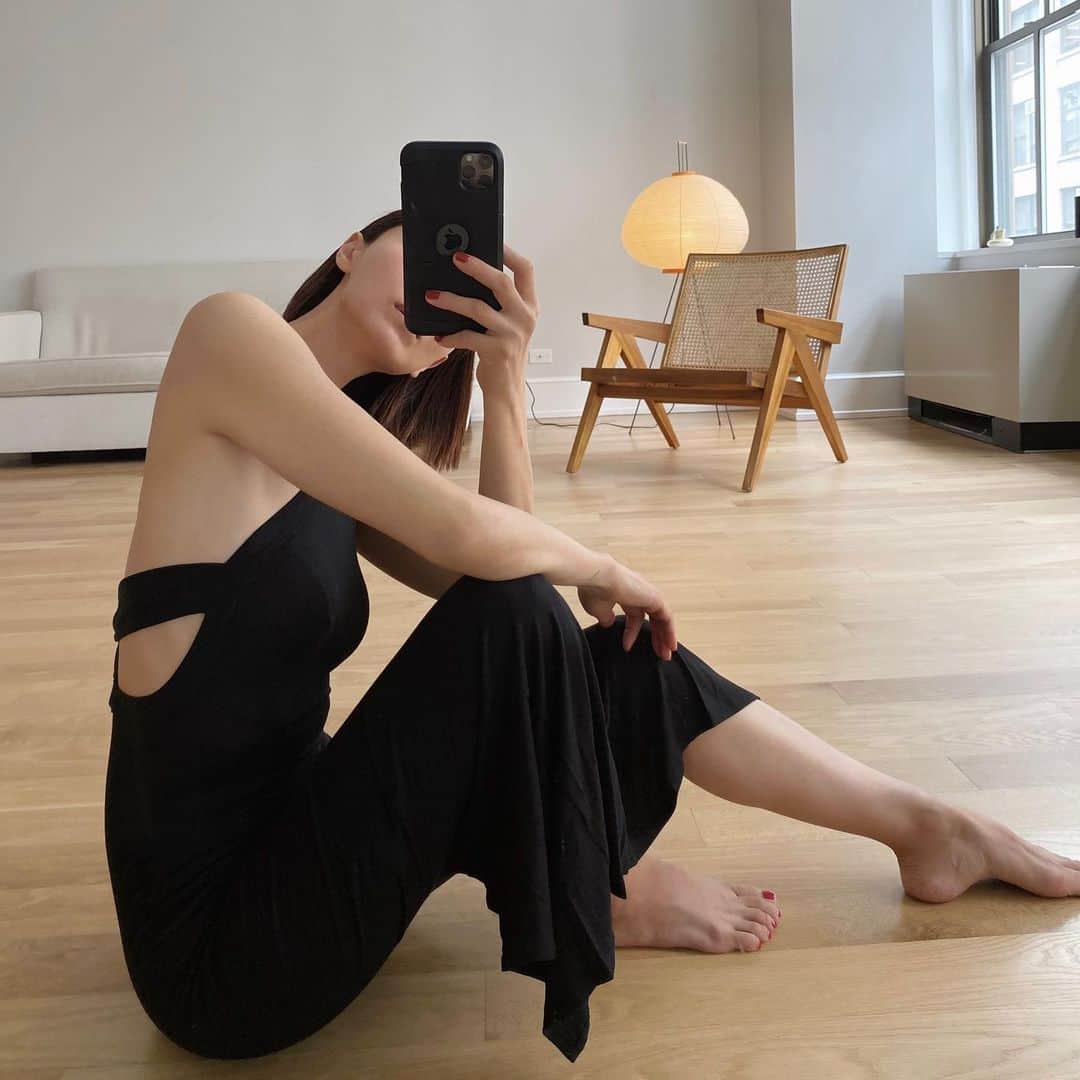 大塚良子のインスタグラム：「#dress @thelinebyk  久々に背中見たら扁平母斑がまた増えてた… （扁平母斑は生まれつき、もしくわ思春期以降できる事が多く形は人それぞれ。私のは細かい色素沈着の固まりで手足の甲や肘、膝、うなじや肩あたりに集中的にあり物心ついた頃から気付いてはいたけど最近どんどん濃くなってる、、涙。レーザー治療も可能なんだけど範囲が広いのと回数を重ねても消えるか分からない&日焼けに注意なので中々出来ず）今世で徳を積むので来世では色白美肌に生まれたいもんです。  そうそう今日から筋力UP、ウェイトアップの為にプロテインを始めました💪良さそうな配合を見つけたので続けてみて又シェアします。 #thelinebyk #fashion #nyc #nymom  #ニューヨーク生活#海外移住#海外生活 #ニューヨークママ」