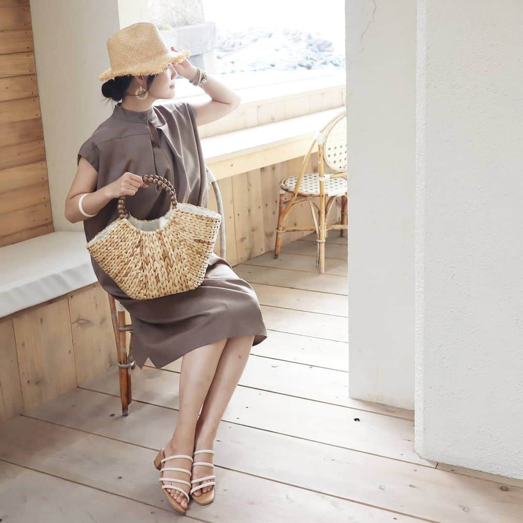 Eri Satoのインスタグラム：「beige×ivoryコーデ · one-piece: @blancbasque pierce: @joueri shoes: @adevivre · 前picの @underthepalmo.jp に行った時のコーデ blogにも書いてるので見てね👀 · ワンピースはファミリーセールで買ったよ😋 ピアスは @joueri です💛 · #高身長コーデ#ママコーデ#カジュアルコーデ #夏コーデ#fashion#ootd#outfit#code#coordinate#style#ファッション#コーディネート#コーデ#プチプラ#プチプラコーデ#シンプルコーデ#mamagirl#locari#partegram#カジュアル#お洒落さんと繋がりたい#逗子カフェ#葉山カフェ#カフェ好きな人と繋がりたい#海の見えるカフェ」
