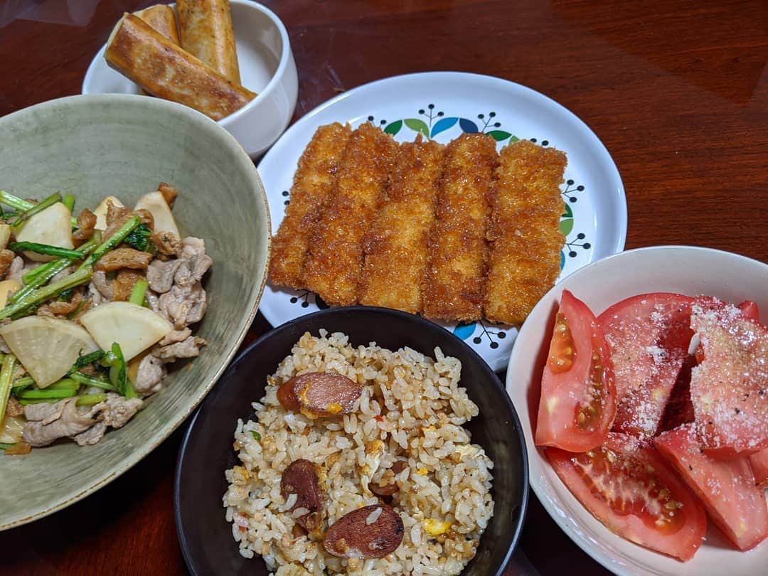 山部朱里のインスタグラム：「【中華、中華、中華、中華、イタリアン。…イタリアン！？】 ①納豆入りだけど中華！チャーハン ハナマサのウインナーと納豆で簡単チャーハン！ ②オイスターソースだから中華！豚肉とかぶと油揚げの炒めもの トロトロかぶか絶品はまる！かぶ手に入れたら作ってしまう。ハナマサのこまぎれとかさ増しに油揚げも。オイスターソースとお酒のみ。 ③パリパリだから中華！春巻き すみません疲れちゃって作る気力なくてコープの冷凍さんに頼りました。少ない油で揚げ焼き！ ④止まらなくなるから中華！イカフライ 確かに中華料理屋さんにありそうなフライ！でも甘辛ソースのしみしみ具合はとんかつ屋さんにもありそう。こちらもすみません疲れちゃってたからパルシステムでお気に入りのイカフライ頼りました。チンすればいいの。 ⑤ビンゴ！イタリアン！…急にイタリアン！？ なぜかオリーブオイルと粉チーズのトマトが食べたくて…(笑)最後だけイタリアン！ ん〜ボーノ！！ でもお気づきですか、とても楽したご飯でした…そんな日もあるよね。 . . #おうちごはん #お家ご飯 #お家ごはん  #簡単レシピ #簡単料理 #時短レシピ #時短料理 #料理 #ごはん #おかず #節約 #自炊 #パルシステム #コープ  #中華 #楽したい #手抜き #ズボラ #毎日お疲れ様  #今日も笑顔多めでありますように」