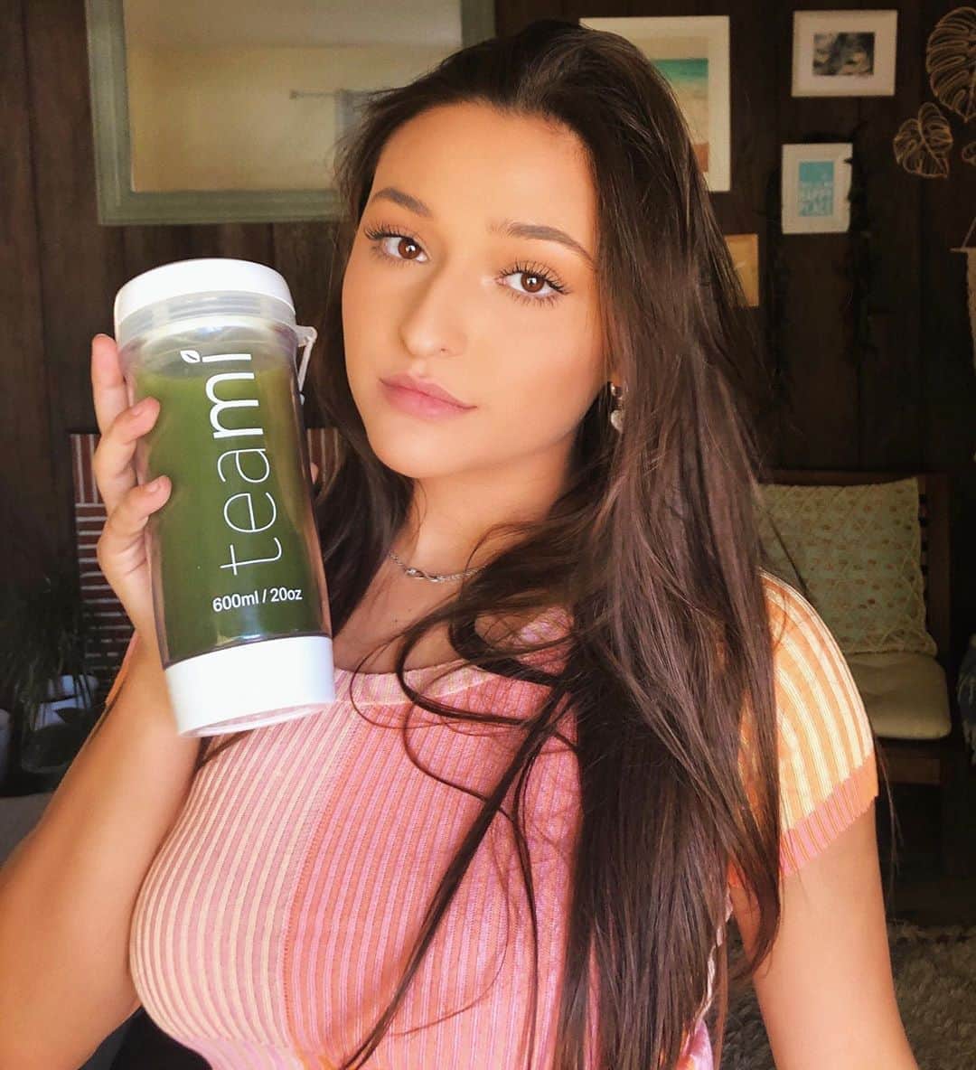 テイラー・グラブスのインスタグラム：「Recently I've been SUPER mindful of my nutrition intake and daily habits and man, I have some things to share!!  #teamipartner I THOUGHT I was super healthy, ate all my veggies, never missed a meal but once I started paying attention, man this girl was wrong 😅 I was eating practically no veggies, and it's not that I don't like the taste, I realized I didn't have enough time and needed something fast & easy! I found this greens powder by @teamiblends and it's really helped me stay on track 🤗 every morning I pop one scoop into my water or a smoothie and I'm off! I have definitely felt a difference in my skin and my gut health (if ya know what I mean) and best part is that I love the matcha-y taste, which is so important when it comes to powder supplements! I couldn't wait to share!! Use TEILOR for 25% off at checkout! #thankyouteami 💕」
