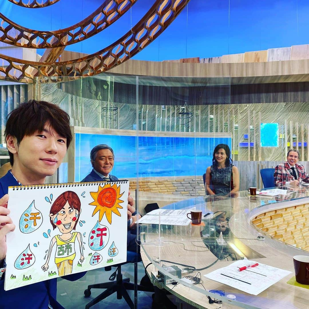 古市憲寿さんのインスタグラム写真 - (古市憲寿Instagram)「アマタツさんが描いてくれた紙芝居と一緒に、みんなで記念撮影。　#とくダネ　#似てるのか」8月5日 9時56分 - poe1985