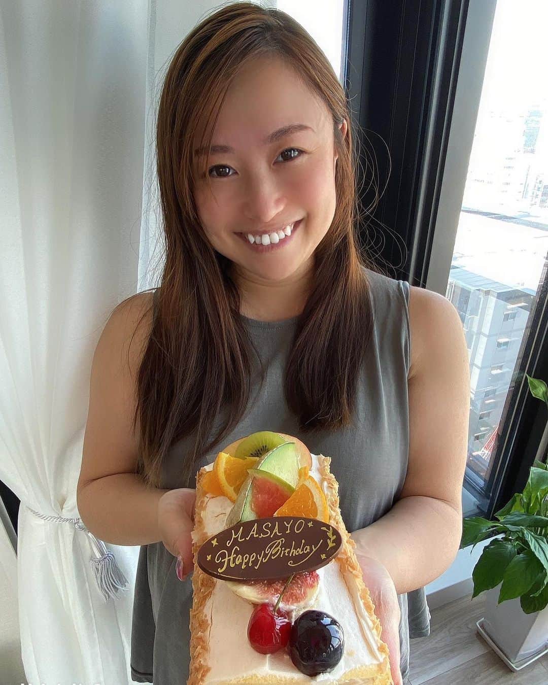 のインスタグラム：「My birthday🎂38歳なりました💡 InstaやFBやLINEなどDM下さった皆様ありがとうございます💕  誕生日は実家で、昨日はTomoちゃんとMamiちゃんがプレゼントとケーキを持って遊びに来てくれました❤️  妊婦生活、ずっとお家時間な私なので、会って色々話せて楽しかった😊💕💕 ありがとうー😭  そして大量チョコもいただいてしまった🍫誘惑に負けて一気に食べてしまいそぉー😆💓 @keisuke5115 さんありがとう❤️  #happybirthday #birthdaycake #birthdaypresent #38歳妊婦 #mybirthday #pregnant」