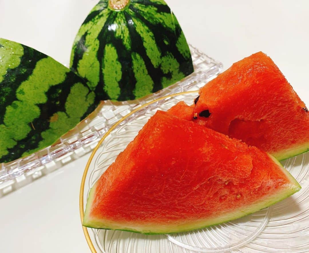 上杉あずさのインスタグラム：「. #suica  ではなく #suika #🍉 悠美から貰ったスイカが涼しい🍉 ケーキ大好きな私が最近はフルーツしか受け付けない暑さでございます🐷❤️ #fruits #watermelon #summer #red #西瓜 #スイカ #夏 #フルーツ #季語 #赤」