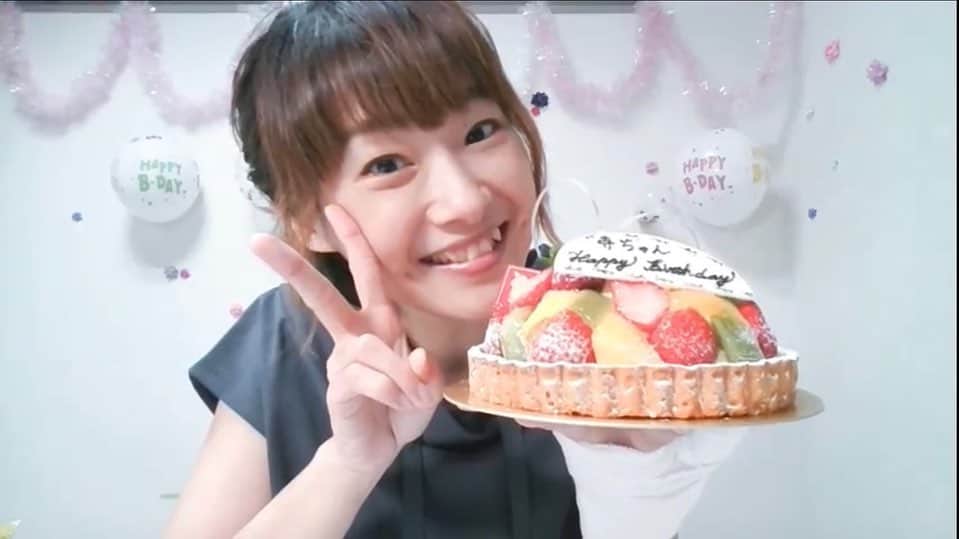 寺崎裕香のインスタグラム：「はじめての YouTube ライブ！！  ご覧いただいた皆さまありがとうございました😊  楽しんでもらえてたらいいなぁ♪  見れなかった方は！アーカイブも残っておりますのでそちらをぜひ！  事務所「尾木プロTHE NEXT」の公式YouTubeチャンネルがございますので！そちらに！！  後輩達が楽しい配信を今後してゆきますのでお楽しみにー！！  いくつになっても、「おめでとう」と言ってもらえるのは本当に嬉しいですね。  今歳も、寺崎裕香をよろしくお願いします♪  みなさんに楽しさ！感動！をご提供できる表現者目指して日々精進いたします！！ 　  帰ったら、、、 子供から「ママおたんじょうびおめでとう」というカードが置いてあって、泣いてしまった。  日々、世の中は変化し、色んな事がありますが。 身近な幸せから大事にしていきたいですね。 伝えたい言葉は、ちゃんと今伝えていきたい♪  私に関わる全ての皆様に感謝！！！  そして、お母さん、産んでくれてありがとう💕  2020.8.4」