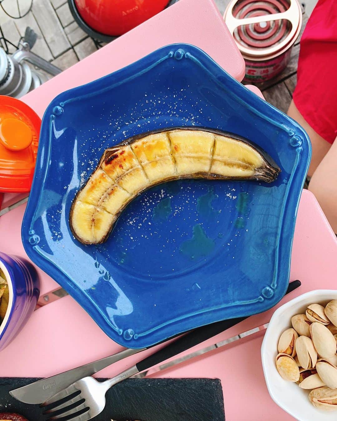 のインスタグラム：「>>>🍌✨...... ・ ・ 焼きバナナ。 胡椒とオリーブオイルを垂らすだけで 熟れたスイーツの出来上がり❣️ (家政婦のシマさんレシピ)  夜空の月と星みたい☆」