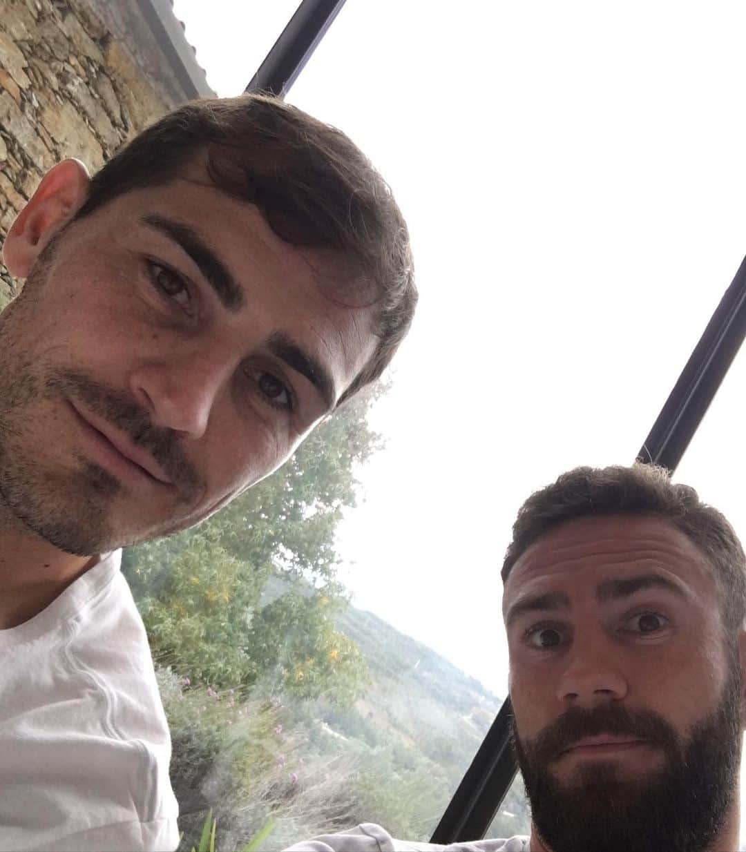 ミゲル・ラジュンのインスタグラム：「@ikercasillas cualquier homenaje que te haga el fútbol, se quedará corto comparado con todo lo que entregaste. Fuiste motivación de niños y adultos, has sido ejemplo de cómo perseguir la grandeza, pero sobre todo, cómo comportarse con ella. Yo solo quiero darte gracias porque nunca imaginé encontrar a una persona como lo eres. Sigue disfrutando la vida como lo has hecho. Te deseo todo el éxito en esta nueva etapa viejito, te queremos!  . PD quien guste, déjele mensaje a #SanIker con motivo de su despedida del fútbol. . 👏🏻👏🏻👏🏻👏🏻 #Grac1as #IkerCasillas #Soccer #Football #Futbol」