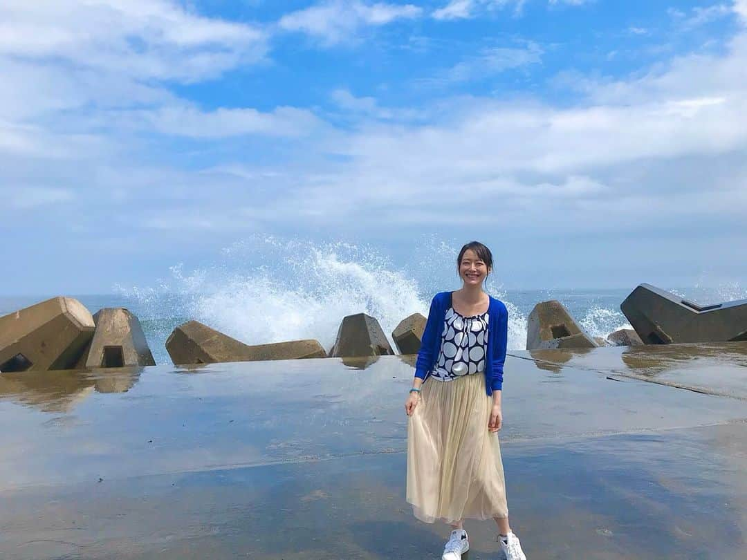 吉山りささんのインスタグラム写真 - (吉山りさInstagram)「海🏝  波が半端なくて濡れたパート①😂  #海大好き #海 #テトラポット #sea #ocean  #oceanview #sky #夏コーデ #日焼け止めサプリ #日焼け止め #日焼け止めミスト #uvケア #波 #サーファー が沢山 #surfing #🏄‍♂️ #40代コーデ #40代ファッション 上着脱ぎたいけどそっこー焼けるから脱がない #撮影モデル #モデル #fashion #blue #コーデ  #ドライブ 行きたい🏖🏎✨ #夏が大好き でもすぐ焼ける😂 #吉山りさ #アンクレット が大好き 髪の毛ボサノバ😂」8月5日 10時19分 - oreorerisa