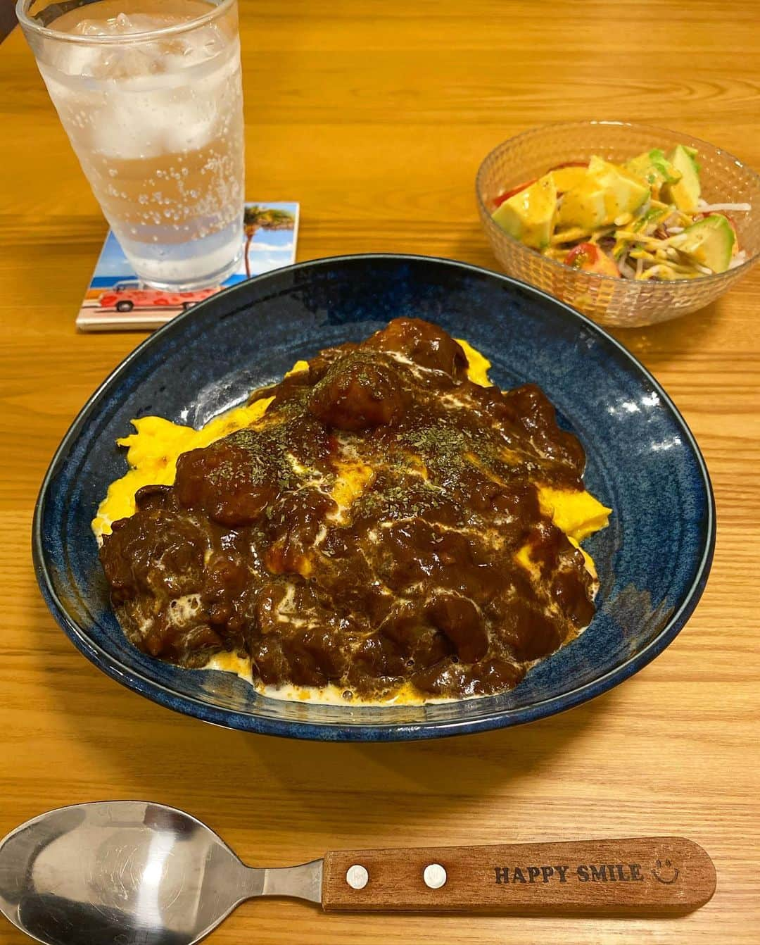 仲嶺梨子のインスタグラム：「. 2日目のビーフシチューは オムライスにかけて頂きました😋 間違いない美味しさ〜！！ . レシピを知りたいとコメントを頂きました。 いつもどおりアバウトですが ご参考になれば🤗 . 【材料】 •牛スネ肉　300gくらい •玉ねぎ　2個 •マッシュルーム　お好み •じゃがいも　お好み •人参　お好み •デミグラスソース（ハインツの缶） •ビーフシチューの素　2カケ •赤ワイン　お好み（200mlくらい） •ローリエ 2枚 •ビーフコンソメ　1個 •ケチャップ  大さじ2 •ウスターソース　大さじ2 •バター　1カケ •水　　材料が浸るくらい . 【作り方】 スネ肉をバターで焼き目をつける。 圧力鍋（なければ深めのお鍋）にバター玉ねぎをいれしんなりするまでしっかり炒める。 焼き目のつけたスネ肉を鍋にいれ、ほかの野菜いも入れて炒める。 全体が混ざったら赤ワインを入れてアルコールを飛ばす。 材料が浸るくらいのお水を入れてローリエ、ビーフコンソメを入れ圧力鍋をセット。 強火で10分弱火にして20分程煮る。 お肉が柔らかくなっていたら（まだであれば、そのまま更に煮込む）デミグラスソースをいれてビーフシチューの素を入れて煮込む（水分が減り過ぎていたらお水を追加して調節） 最後にケチャップ、ウスターソースを入れて味を調節。 完成！！ 目分量なレシピですみません。 美味しく出来たらうれしいです☺️ 食べる前に生クリームをかけると まろやかにおしゃれになりますよー✨ 是非作ってみてください！！ . #ビーフシチュー#レシピ#アレンジ#オムライス#晩ご飯」