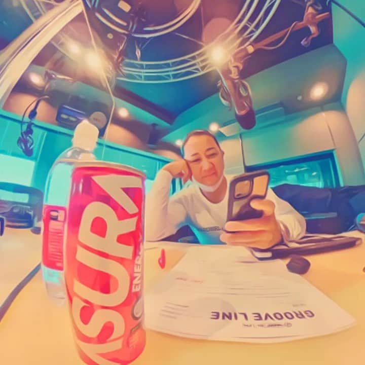 のインスタグラム：「お尻キレイでイケメンで面白くて歌うまいって、、、 @flumpoolofficial さん 昨日のJ-WAVE GROOVE LINE ゲストナビゲーターありがとうございました。 本日はお会いするのは初！なんです。 大宮エリーさん　@ellie_omiya  がいらっしゃいます。 16時半からよろしくお願い致します。 . . #jwave #813jwave  #gl813 #djdragon #grooveline  #大宮エリー　 #flumpool #asura」