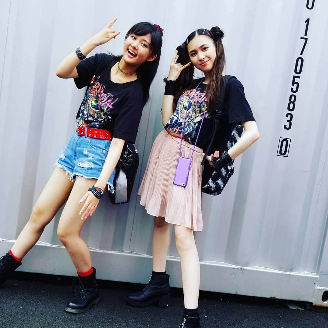 【公式】金曜ドラマ『MIU404』さんのインスタグラム写真 - (【公式】金曜ドラマ『MIU404』Instagram)「放送まであと２日💕  ７話では、個性豊かなキャラクターたちがたくさん登場しますよ😁  こちらは、 BABYMETALが大好きな、自称スゥちゃん＆モアちゃん✨ BABYMETALがきっかけで出会ったふたり。  伊吹と志摩を困らせちゃいます😆  #MIU404 #原菜乃華 #長見玲亜 #tbs #金曜ドラマ  #BABYMETAL #第7話は8月7日よる10時」8月5日 10時48分 - miu404_tbs