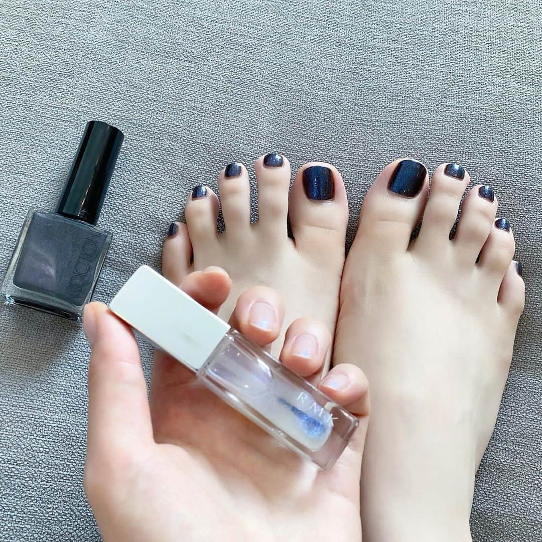 永棟安美のインスタグラム：「💅💎✨﻿ ﻿ 【🦶】 ADDICTION ザ ネイルポリッシュ 026P﻿ RMK ネイルポリッシュ EX-31﻿ ﻿ 【✋】 RMK ネイルポリッシュ EX-31﻿ ﻿ フットはADDICTIONの上にRMKを重ね塗りで青ラメを足したら涼しげで可愛かった💕﻿ ﻿ ﻿ ﻿ #ネイル #マニキュア #セルフネイル #rmk #addiction #夏ネイル  #青ラメ」