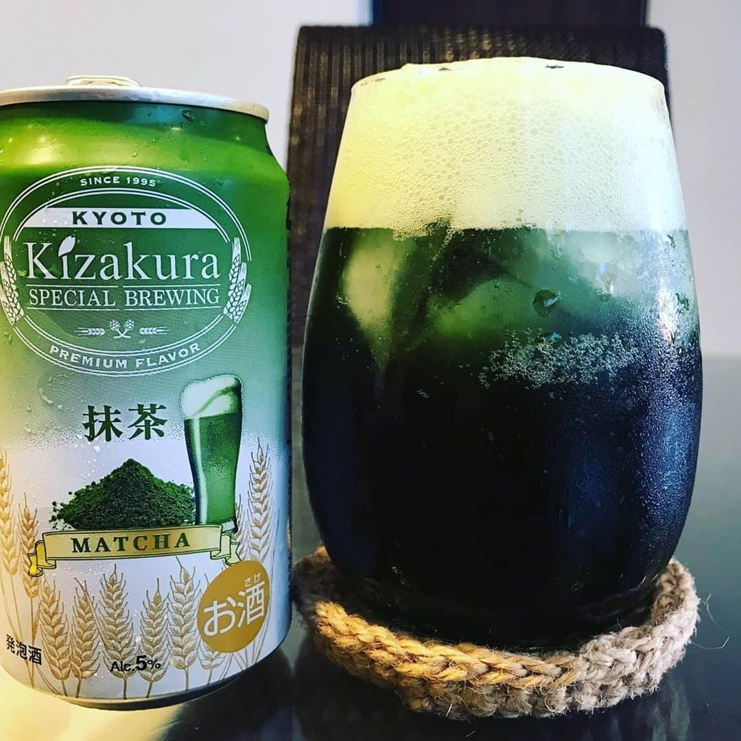 サンプル百貨店のインスタグラム：「宇治抹茶使用のクラフトビール🍺 抹茶の風味を最大限に引き出し、カスケードホップを使用することでバランスを整えました✨ 🍻黄桜 抹茶ビール 350ml🍻  ※こちらの商品は「お酒」です。20歳未満の方、妊娠中の方や授乳期のお子さんがいらっしゃる方は、お申込をご遠慮くださいますようお願いいたします。 ・ サンプル百貨店公式Instagramアカウントでは  #サンプル百貨店 や @3ple_dept を投稿文に つけてくれたみなさまの投稿を リポストしてご紹介しております* ・ ---------------------------- @be.ki_hi_yo さん  サンプル百貨店をご愛用頂き ありがとうございます♡ ----------------------------- ・ #サンプル百貨店 #ちょっプル #お得 #お得生活 #お得情報 #家計簿 #貯金 #節約 #ポイ活 #おうち時間 #家飲み #おうち飲み #黄桜  #抹茶ビール #ビール #アルコール #発泡酒 #クラフトビール ・ ・・・・・・・・・・・・・・・・・・ ・ 抹茶の発泡酒って初めて‼️ ワクワクしながらグラスに注ぎました꒰❊ᵔ̴̶̤᷄艸ᵔ̴̶̤᷅꒱ ちょっとビックリ‼️ 色が濃くて濃厚抹茶って感じ💓 ビールの様に料理の味を邪魔する事ない美味しさ💓💓💓 #サンプル百貨店 #rsplive #黄桜抹茶 #黄桜クラフトビール」