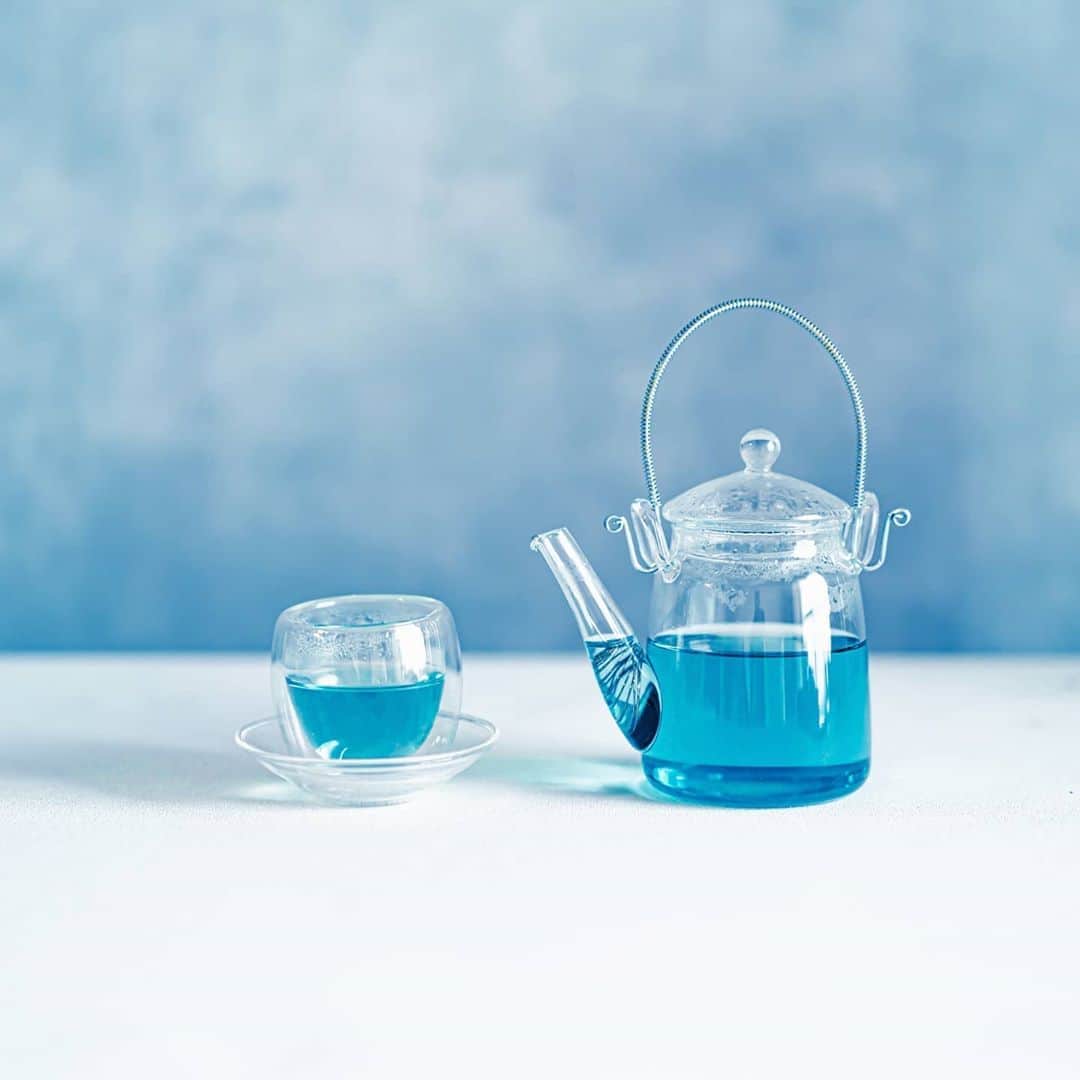 6151のインスタグラム：「青いお茶。  中国茶用の茶器を急須と一緒に買ったなぁと思って出したんだけど一通り撮ってから気がついた。  これはそれじゃない… (みたいな事がよく起こる。)  サイズが似てるから気が付かなかった。 けど可愛いからこれはこれで良し。」