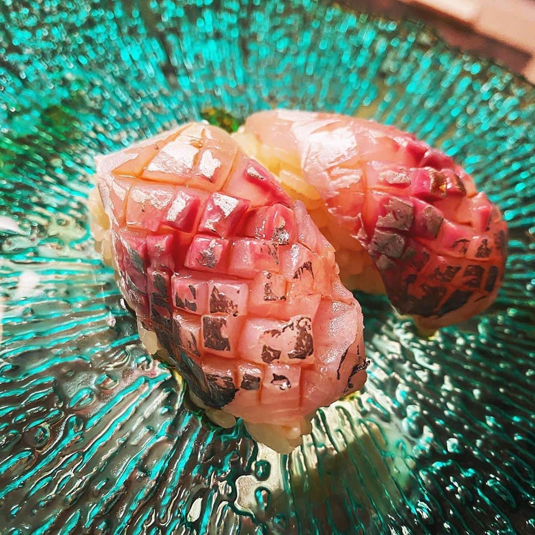 神田穣さんのインスタグラム写真 - (神田穣Instagram)「新イカとアジを頂いたので、お寿司にしてみました🍣  この時期にしか食べられない墨イカの子供新イカ。新イカが食べられるようになると、真夏がやって来たなと感じます😂  旬な物を食べる……幸せです🍣  #sushi #寿司　#鮨　#sushilovers #🍣」8月5日 10時56分 - joekanda0722