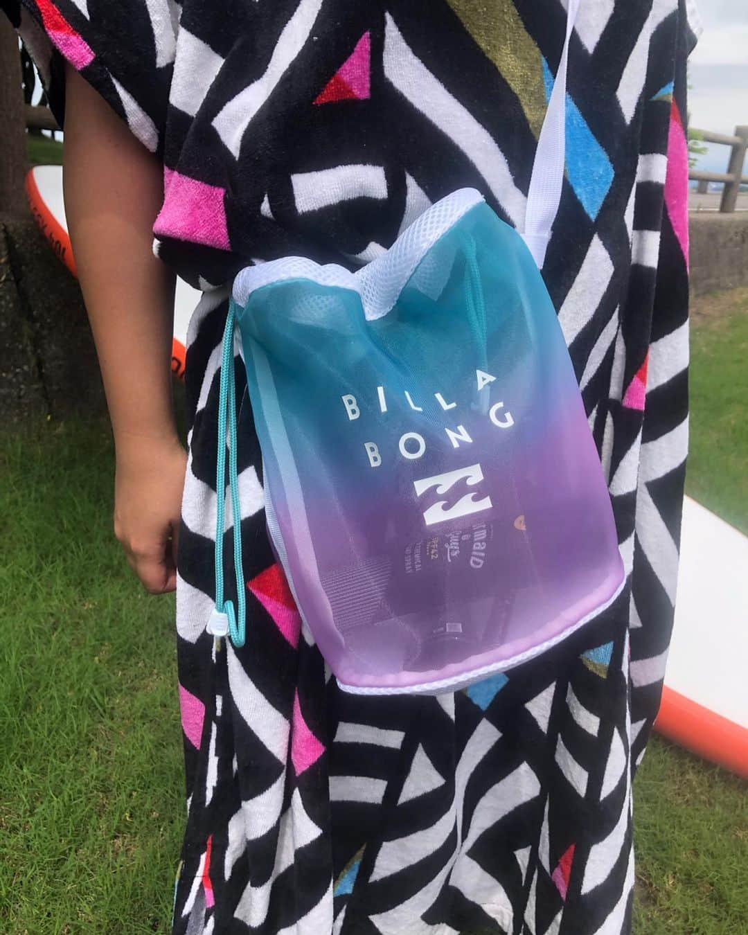 広野あさみさんのインスタグラム写真 - (広野あさみInstagram)「I AM COLOURLESS😎  海に持っていくのに便利なbag❣️ 日焼けやサングラス、 何でも入ります😎✨  👡👘👜 @billabongwomensjp  🕶 @spyopticjapan  🌞　@mermaid_guys   #bwjp」8月5日 10時52分 - asamihirono