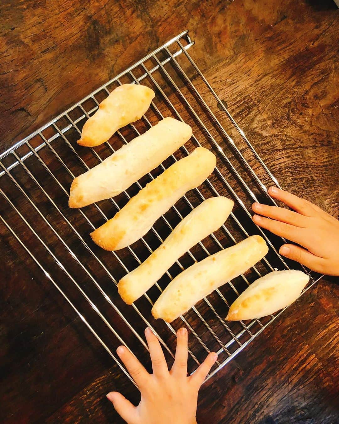 小沢真珠さんのインスタグラム写真 - (小沢真珠Instagram)「なにかと忙しい今日この頃。手作りパンも時間をかけては作れないので、時短で作れるおうちパンを作ったりしてます。娘たちは意外と時間をかけて焼いたパンよりこちらのほうがお気に入りだったりして。  #おうちパン #手ごねパン  #時短 #板チョコパン #ミルクスティックパン  #焼きたてパン #手づくりパン #パンスタグラム」8月5日 10時52分 - maju_ozawa