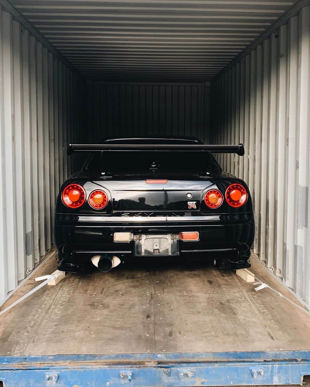 CARLiFESTYLEさんのインスタグラム写真 - (CARLiFESTYLEInstagram)「@petrolwerks’s is getting this HOT Skyline R34 GTR 😍 Whats your favorite GTR? #carlifestyle #gtr #r34」8月5日 10時53分 - carlifestyle