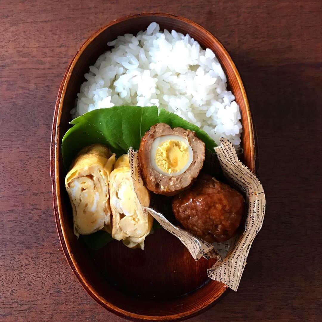 山本ゆりさんのインスタグラム写真 - (山本ゆりInstagram)「【トースターで鮭弁当】﻿ ﻿ 3年生の学童のお弁当です。﻿ ﻿ ※真ん中のそのひときわ輝くうずら卵のハンバーグは市販品です。アミが「めっちゃ美味しかった！」て感動してたから定期的に買おうと思う﻿ ﻿ ◆白だしの卵焼き﻿ 卵2個に白だし大さじ1/2(キッコーマンさんの使ってます)水大さじ1と1/2を混ぜ、卵焼き器で焼く。﻿ ﻿ ◆にんじん塩炒め﻿ にんじん1/2本はペラペラっぽく切って（なんやねんそれ）卵焼いたあとの卵焼き器でゴマ油で炒め、やわらかくなったら塩で調味し、白ゴマをふる。﻿ ﻿ ★生から炒めると甘味が引き出されて美味しい。でもにんじん高いですよね今。﻿ ﻿ ◆焼いただけナス﻿ ナス1/2本を輪切りにし、にんじんのあとの卵焼き器に油を足して焼き、だししょうゆ(めんつゆでも)と水をジャッと適当に絡める。﻿  ﻿ ★一切れ味見してしょっぱかったら水足して浸して薄かったらだししょうゆ足して。﻿ ﻿ ◆鮭の塩焼き﻿ 甘塩鮭1切れをクシャッとして広げたアルミホイルにのせ（鮭に触れる面積減らすことで、くっつきにくくなります)酒を小さじ1かけ、トースターで5〜7分ほどこんがりするまで焼く。﻿ ﻿ ★フライパンでもグリルでももちろんいいです。酒をかけることでちょっとふっくら仕上がります。なかったらかけんでもいいけど。﻿ ﻿ Q.じゃあふっくら仕上がらないじゃないですか？！？！﻿ A.うん。ほな、かけて。そんな剣幕でくるなら。﻿ ﻿ 詰め方は2枚目以降に。﻿ ハンバーグとナスはダイソーのワックスペーパーで囲ってます。とにかく味が移ってほしくないかなと。﻿ ﻿ 葉っぱは生の小松菜やけど、この時期は生の葉っぱやめた方が良さそう。涼しい教室ならいいけど。﻿ ﻿ #レシピ　#簡単レシピ　#料理　#お弁当　#おべんとう　#わっぱ弁当　#おうちごはん﻿ ﻿」8月5日 10時57分 - yamamoto0507