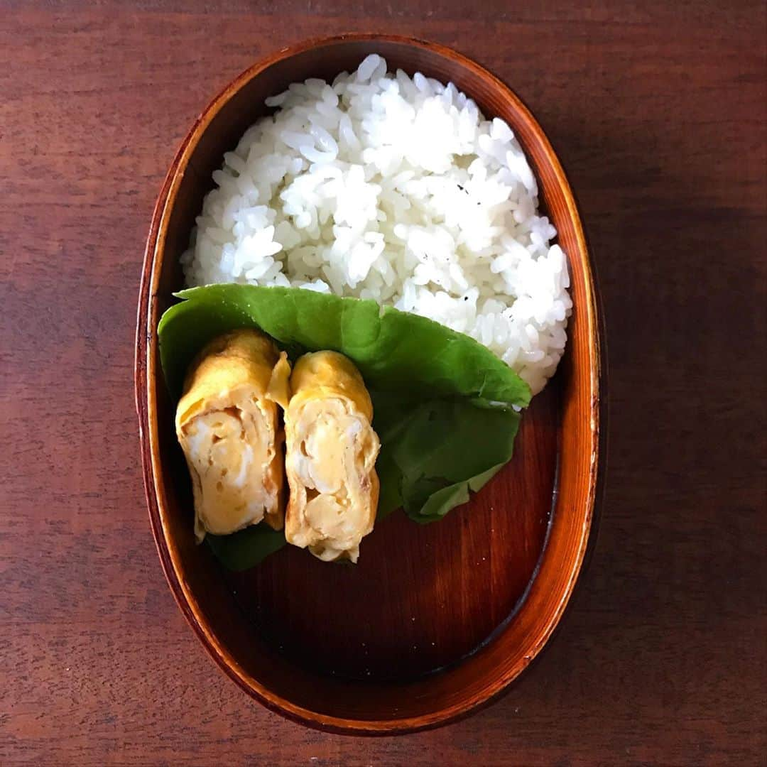 山本ゆりさんのインスタグラム写真 - (山本ゆりInstagram)「【トースターで鮭弁当】﻿ ﻿ 3年生の学童のお弁当です。﻿ ﻿ ※真ん中のそのひときわ輝くうずら卵のハンバーグは市販品です。アミが「めっちゃ美味しかった！」て感動してたから定期的に買おうと思う﻿ ﻿ ◆白だしの卵焼き﻿ 卵2個に白だし大さじ1/2(キッコーマンさんの使ってます)水大さじ1と1/2を混ぜ、卵焼き器で焼く。﻿ ﻿ ◆にんじん塩炒め﻿ にんじん1/2本はペラペラっぽく切って（なんやねんそれ）卵焼いたあとの卵焼き器でゴマ油で炒め、やわらかくなったら塩で調味し、白ゴマをふる。﻿ ﻿ ★生から炒めると甘味が引き出されて美味しい。でもにんじん高いですよね今。﻿ ﻿ ◆焼いただけナス﻿ ナス1/2本を輪切りにし、にんじんのあとの卵焼き器に油を足して焼き、だししょうゆ(めんつゆでも)と水をジャッと適当に絡める。﻿  ﻿ ★一切れ味見してしょっぱかったら水足して浸して薄かったらだししょうゆ足して。﻿ ﻿ ◆鮭の塩焼き﻿ 甘塩鮭1切れをクシャッとして広げたアルミホイルにのせ（鮭に触れる面積減らすことで、くっつきにくくなります)酒を小さじ1かけ、トースターで5〜7分ほどこんがりするまで焼く。﻿ ﻿ ★フライパンでもグリルでももちろんいいです。酒をかけることでちょっとふっくら仕上がります。なかったらかけんでもいいけど。﻿ ﻿ Q.じゃあふっくら仕上がらないじゃないですか？！？！﻿ A.うん。ほな、かけて。そんな剣幕でくるなら。﻿ ﻿ 詰め方は2枚目以降に。﻿ ハンバーグとナスはダイソーのワックスペーパーで囲ってます。とにかく味が移ってほしくないかなと。﻿ ﻿ 葉っぱは生の小松菜やけど、この時期は生の葉っぱやめた方が良さそう。涼しい教室ならいいけど。﻿ ﻿ #レシピ　#簡単レシピ　#料理　#お弁当　#おべんとう　#わっぱ弁当　#おうちごはん﻿ ﻿」8月5日 10時57分 - yamamoto0507