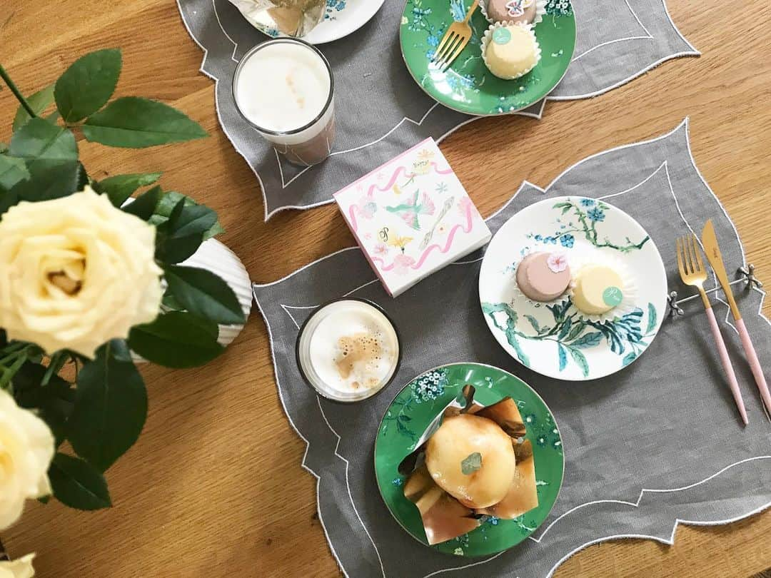 kyoco_ococさんのインスタグラム写真 - (kyoco_ococInstagram)「🕊🍃🍰🥛☕️💛💗💚  . #pinede#cutipol#wedgewood#jasperconran#sweets#coffeetime#teatime#mamalife#おうちカフェ#ティータイム#ピネード#桃のケーキ#スウィーツ#ウェッジウッド#クチポール#ネスプレッソのある暮らし#コーヒータイミング#おうちじかん#おやつタイム#ハニースター#バラ#お花のある暮らし」8月5日 10時58分 - kyocoococ