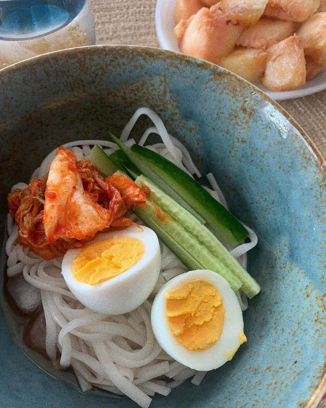 山田菜々さんのインスタグラム写真 - (山田菜々Instagram)「少し早いおひるごはん。 糖質0麺ビビン麺🍜 簡単おいしい罪悪感ゼロ☺︎  #もも丸ごと剥いて保存するタイプ」8月5日 11時14分 - tannana.yamada