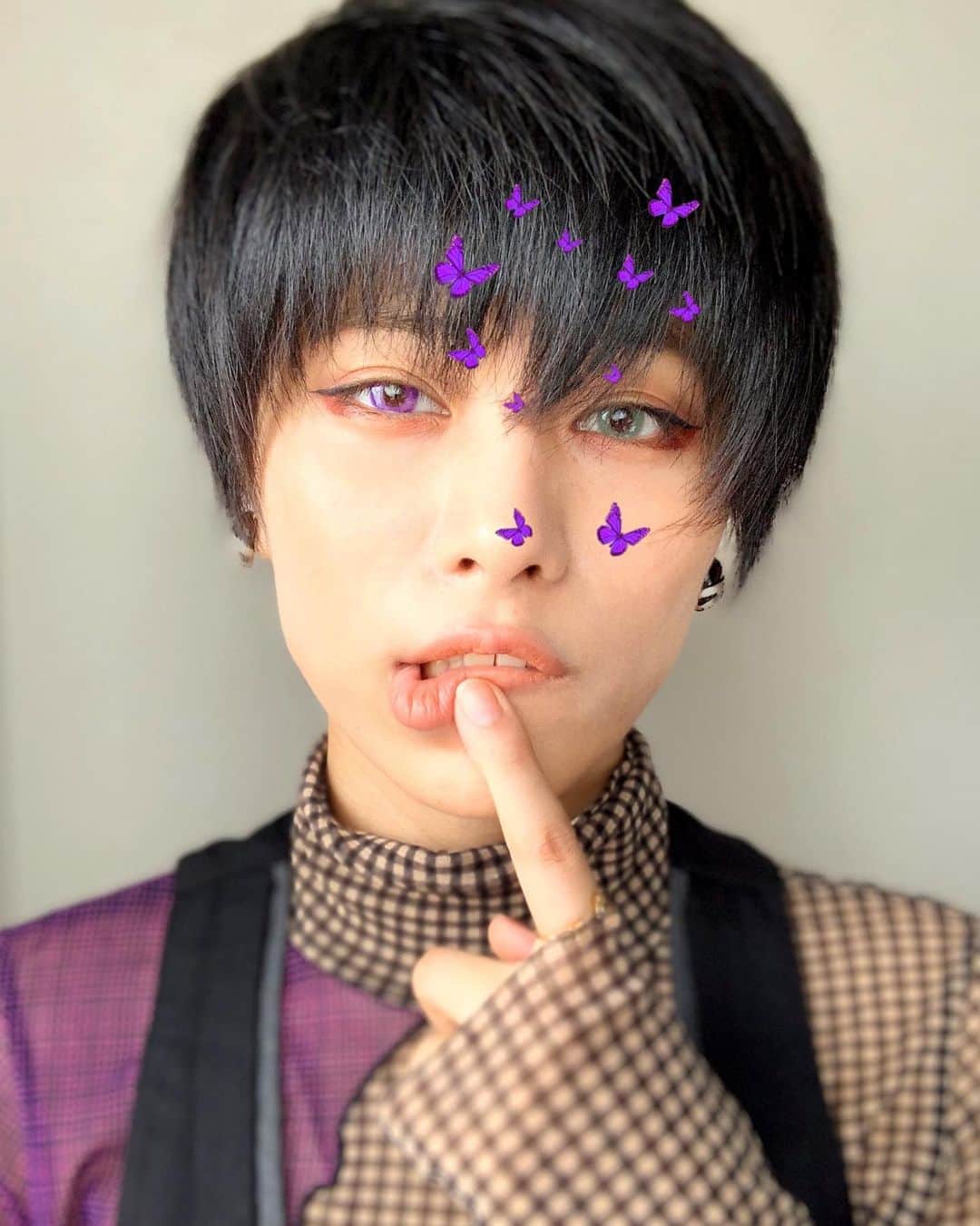 春川芽生のインスタグラム：「紫/黄緑🔮🍏 .  最近は青/オレンジ🧵🍊にグッとくる…！ ……この写真選んでる時、 いっつもお腹すいてるなぁ。。笑 お昼何食べよ〜  . #オッドアイ#cos#中性#ポートレート#創作#portrait」