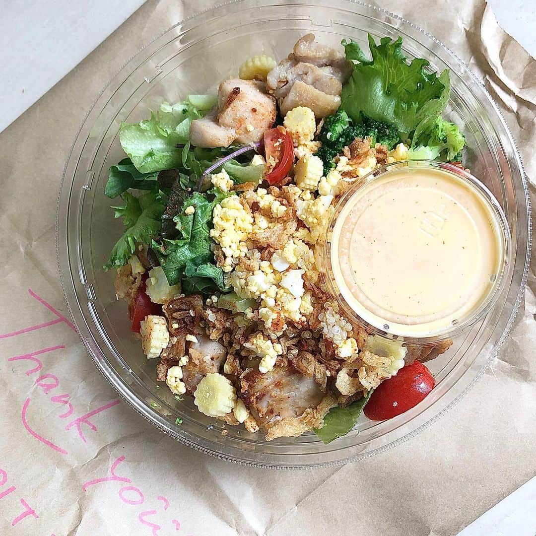みのり(26)＠東京 ダイエットのインスタグラム：「. . #grittoday 恵比寿のサラダ専門店🥗🆕 . 8月にopenしたばかりみたい😋 サラダで内臓を休めよう。 . ◉マイルドチキンシーザー . 定番の人気メニュー。 ボリューム感もしっかりあるシーザーサラダ。 ¥1,250 . チキン/トマト/ブロッコリー/レタス/ベビーリーフ/チーズ/パルメザンチーズ/ボイルドエッグ/キヌア/フライドオニオン . エネルギー：363kcal / たんぱく質：27g / 脂質：21.1g / 炭水化物：15.5g / 食物繊維：3.5g / 食塩相当量：2g . . しっかりタンパク質も取れてるし、 カラダを労るご飯😘 . . Ubereatsやデリバリーもやってるみたいなので、 都内の方は是非💓 . @grittoday_official  . . #diet #ダイエット #サラダ #野菜たっぷり #salada #デトックス #健康 #食生活 #恵比寿 #ebisu #恵比寿居酒屋 #恵比寿グルメ #B級グルメ #シメ  #インスタ映え #飯テロ #ダイエットは明日から #東京カレンダー #rizap #インスタグルメアワード2020 #干物女子 #女子力 #テイクアウト #テイクアウト専門店 #コロナフードアクション」