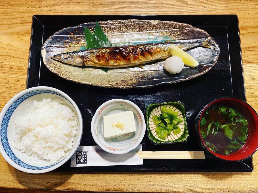 魚金さんのインスタグラム写真 - (魚金Instagram)「はいっ、ドーーーーーーン🐟 今日から日本最速のサンマフェア！！ こちらのランチが780円です🌞 ダブルで1180円も激お得･:*+.\(( °ω° ))/.:+ また17:00まで定食のご提供してますので、ランチ難民の方はぜひお近くの魚金へ！！ #魚金 #uokin #サンマ #秋刀魚 #サンマフェア #日本最速 #和食ごはん #ランチ #グルメ新橋 #ランチ難民」8月5日 11時32分 - uokin_koho