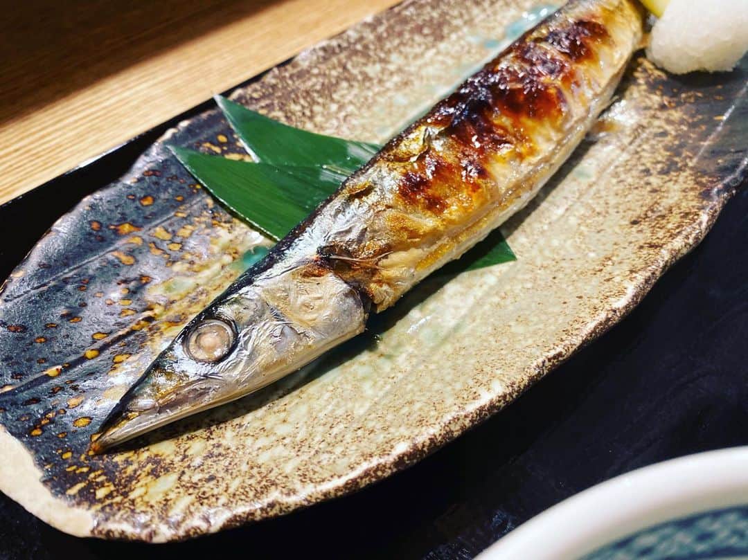 魚金さんのインスタグラム写真 - (魚金Instagram)「はいっ、ドーーーーーーン🐟 今日から日本最速のサンマフェア！！ こちらのランチが780円です🌞 ダブルで1180円も激お得･:*+.\(( °ω° ))/.:+ また17:00まで定食のご提供してますので、ランチ難民の方はぜひお近くの魚金へ！！ #魚金 #uokin #サンマ #秋刀魚 #サンマフェア #日本最速 #和食ごはん #ランチ #グルメ新橋 #ランチ難民」8月5日 11時32分 - uokin_koho