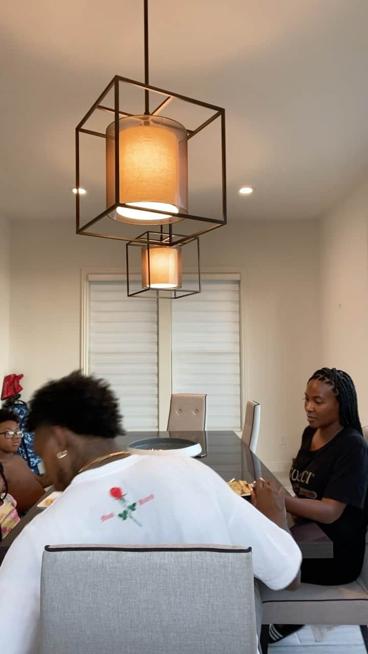ニック・ヤングのインスタグラム：「Me @keonnanecole @lilswaggy1 @navibaby_  and Nyce we try to eat at the table at least two times a week」