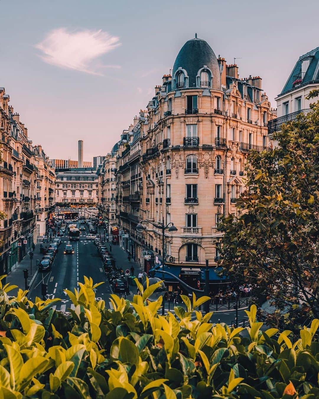 BEAUTIFUL DESTINATIONSさんのインスタグラム写真 - (BEAUTIFUL DESTINATIONSInstagram)「Found ourselves fawning over Parisian architecture — fully incorporating symmetry and elegance each time. 😍 Can't wait to wander the beautiful streets of Paris again!  If you could be in Paris right now, what's the first thing you would do?  📸 @davideor94 📍Paris, France」8月5日 11時38分 - beautifuldestinations