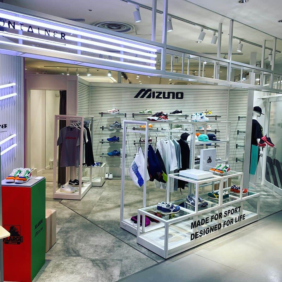 のインスタグラム：「ラフォーレ原宿にてMIZUNOがポップアップストアをオープン。 発売と同時にほぼ完売した、XLARGEとのコラボアイテムなど、今のシーンにハマるアイテムがラインナップされています。 ７日からは話題のrhrn2も発売。MIZUNO史上最高なソールの反発力を体感できるコーナーもあるので試してみてください！ #MIZUNO #ミズノ #スニーカー #rhrn2 #XLARGE #ラフォーレ原宿」