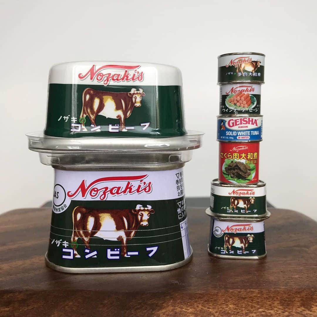 ノザキのコンビーフのインスタグラム：「＼コンビーフリング発売のお知らせ／ . ミニチュアのようですが、実は缶詰がモデルの指輪たち💍  いきもん(@ikimonntc )さんの人気シリーズ「缶詰リングコレクション」の新作に《ノザキのコンビーフ編》が加わりました。 7月末より全国のカプセルトイ販売機にて販売されています！  コンビーフの形状ゆえ幾分ごつい仕上がりですが、細部までこだわって作った自信作です♪ ミニチュアフィギュアやストラップとしてもお使いいただける3WAY仕様◎  枕缶とアルミック缶の微妙な色の違いも、正確に再現いたしました！  ▼ラインナップはこちら ・ノザキのコンビーフ(枕缶) ・ノザキのコンビーフ(アルミック缶®︎) ・牛肉大和煮 ・ウインナーソーセージ ・さくら肉大和煮 ・GEISHAまぐろ水煮  🐄「3～4枚目のカプセルトイの台紙を目印に、ぜひ探してみてくださいね！」 . . #缶詰リングコレクション #ノザキのコンビーフ編 #缶詰リング #ミニチュア #ミニチュアフィギュア #カプセルトイ #ガチャガチャ #ガチャポン #gachagacha  #instagood #instafood #delistagram #recipe #缶詰 #コンビーフ #ノザキ #ノザキのコンビーフ #ノザキの缶詰 #牛のマークのコンビーフ #cornedbeef #nozaki」