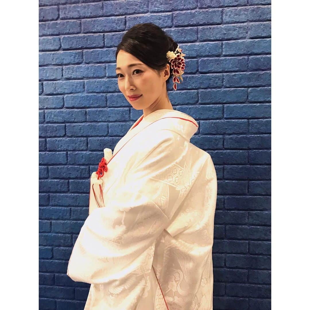 海隼人（有馬佐織）さんのインスタグラム写真 - (海隼人（有馬佐織）Instagram)「この前のお着物👘 ちょっと角度違いで まとめてup ・ ・ #同じ向き特集 #その2 #可愛い#簪 #私の中で#今回#メイン#w #綿帽子洋髪  #kimono#japan #和装#白無垢 #打掛#紅白#赤い縁どり#着物 #bridal#wedding #和#和装ヘア #和装#model #写真#photo #ポートレート#記録 #宝塚og#元宝塚 #海隼人」8月5日 11時47分 - saorimahalo