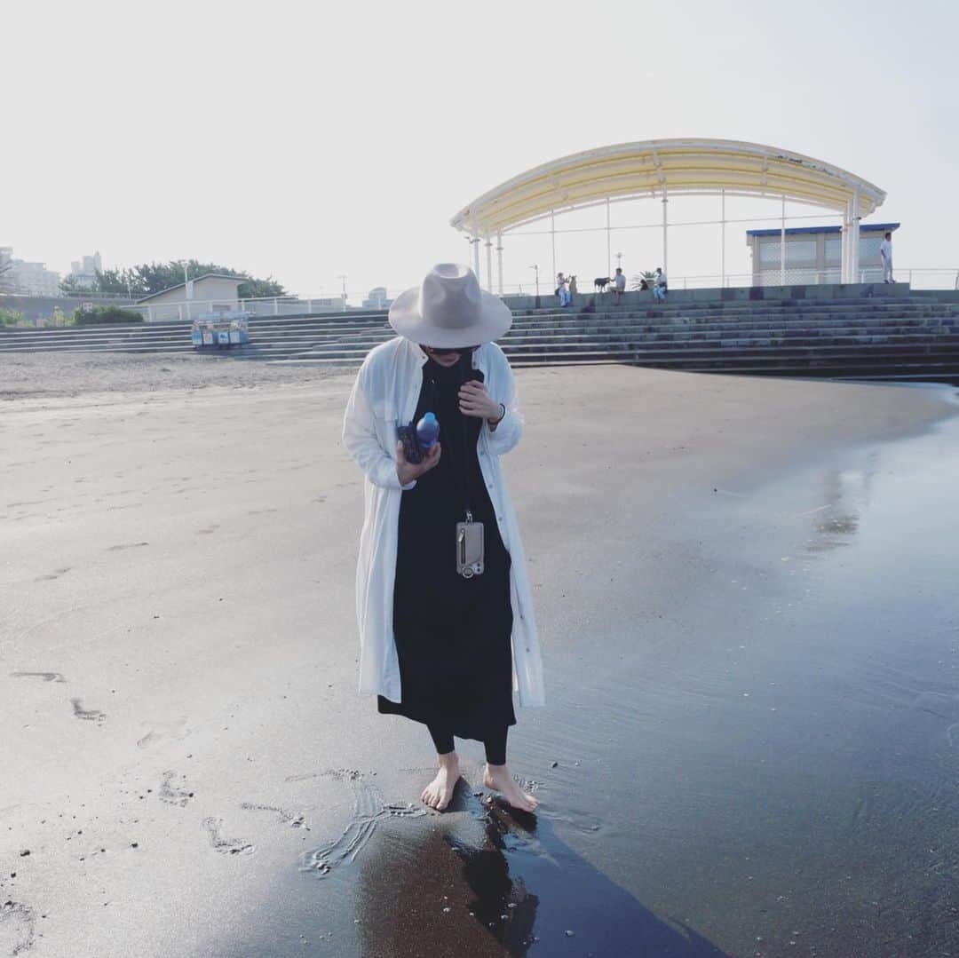 塚本直のインスタグラム：「早起きしたからとフラッと海に行きました。  やっぱり海はサイコー。幸せ。  #江ノ島  #sea  #me  #場面ってやつですね」