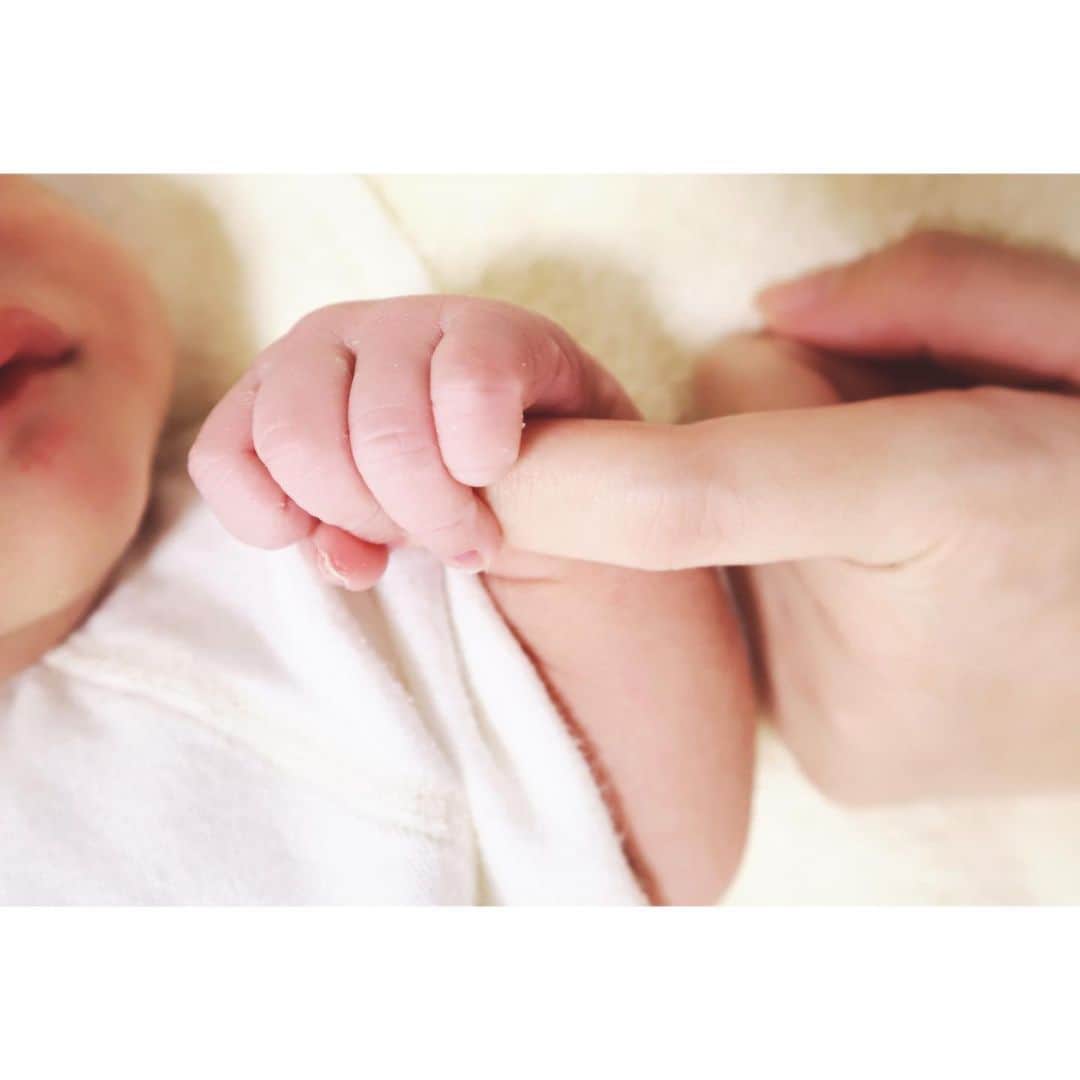三宅るなのインスタグラム：「🕊 𓈒 𓂂𓏸 . . この度元気な男の子を出産致しました😳 . . 出産を経て主人を含め私を産んでくれた母親 、支えてくれる周りの人達に改めて感謝しました😭 . . これから家族で寄り添いながら暖かい家庭を築いていけたらと思います😳  ご報告でした❤️  2020.08.05  るな」