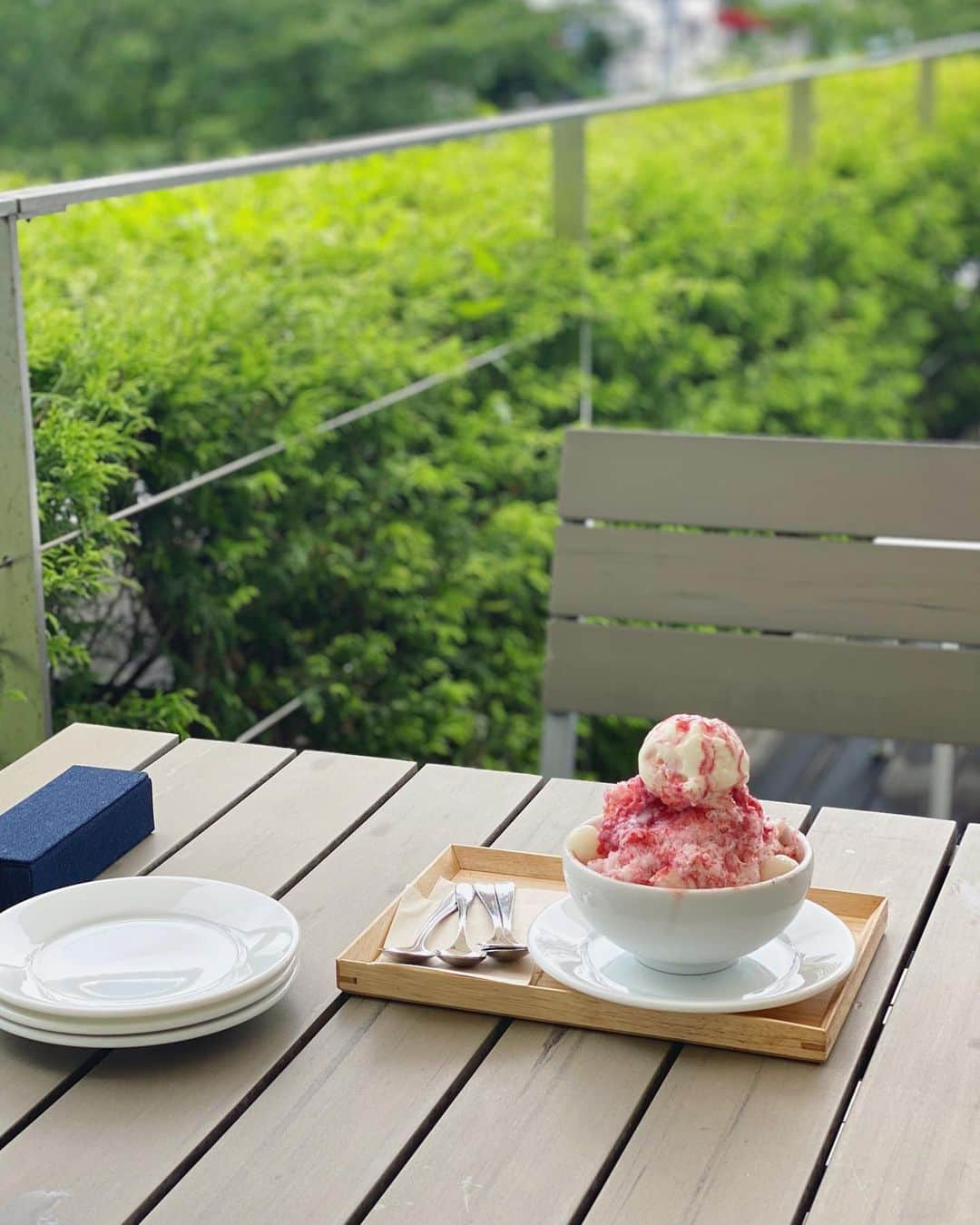 猪鼻ちひろさんのインスタグラム写真 - (猪鼻ちひろInstagram)「🍧💘 梅雨明けの、夏の気温も空も本当に嬉しい！ なんともハッピーな気持ちにしてくれるなぁ。 気持ちのいい空気が流れるukaのカフェもやっと行けた！ (間違えて六本木ヒルズに行っちゃったんだけどミッドタウンでした。笑) 美味しくて身体が喜ぶ定食を完食した後 ずっと食べたかった白玉いちごかき氷もぺろりと完食。 アイスほうじ茶も最っ高に美味しかった…。  次はヘッドスパかトリートメントに行きたいな♡ いろんな話して時間もあっという間でした。 さぁ、水分とって今日も頑張ろう😚 #ちひろのごはん #かき氷 #美味しかった #幸せ #かき氷巡り」8月5日 11時55分 - inohanachihiro