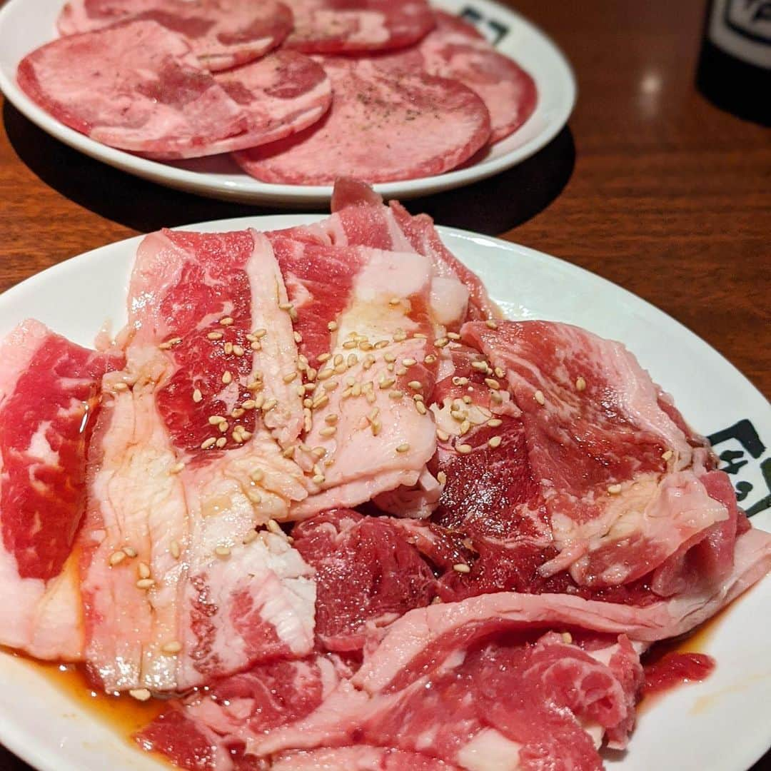 大見さなえさんのインスタグラム写真 - (大見さなえInstagram)「店舗数日本一の焼肉屋といえば🍖﻿ 『#牛角 』﻿ ﻿ 気軽にお肉沢山食べたい！って時は牛角の食べ放題😋🥓﻿ ﻿ お気軽コース　2980円 80品﻿ 牛角コース　3480円 100品﻿ 堪能コース 4380円 120品﻿ ﻿ 色んな種類食べるから今回は堪能コースを選択！﻿ 厚切りや牛豚鳥だけではなく鴨、ラム肉も食べ放題✨﻿ ﻿ 個人的には味えのきとホタテのホイル焼き〜バター醤油〜と﻿ ミノ、ガリバタカルビ推し😋🧄﻿ ﻿ カルビにニンニクたっぷりのってて、﻿ 焼いたあとガーリックバターにつけていただきます🤤﻿ ニンニクを食べるためにあるかのような濃さでビールとあう😂🍺﻿ ﻿ 知らない人いないくらいの認知度で﻿ 家族や学生でも友達とでも行きやすいお店🥓﻿ ﻿ #焼肉 #yakniku #チェーン店 #厚切り肉﻿ #お肉 #肉 #meat #beef #ミノ #肉テロ #いいね﻿ #飯テロ #やきにく #めぐログ_泉岳寺」8月5日 11時55分 - tabe_megumi