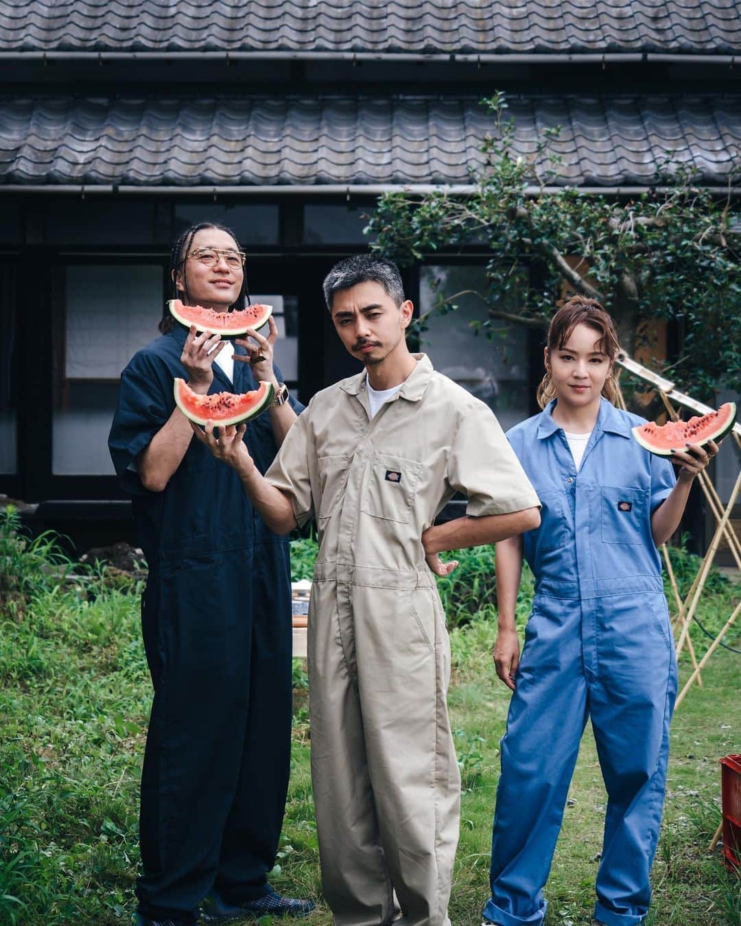 ZEN-LA-ROCKのインスタグラム：「本日20時‼️‼️‼️ 久々のFNCYのMV『みんなの夏』解禁ですっっ👀 "100年に1度の夏" 乞うご期待ーーーっっっ🍉 . . photo by @rkrkrk  supported by @dickies_jp  . . . #fncy #fncy_みんなの夏 #zenlarock #grina #鎮座dopeness #dickes」