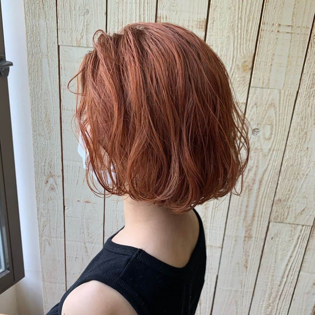 HAIRさんのインスタグラム写真 - (HAIRInstagram)「「顎ラインのミニボブが可愛い🧡」 HAIR掲載スタイリスト： @___hrk062l（little × PORTO sannomiya） . -----------------------------------------------------------  Follow me👉🏽 @hair.cm  HAIR webサイトは「HAIR（ヘアー）」で検索！✨  -----------------------------------------------------------  HAIRは、お客様の『なりたいを叶えるスタイリスト』が集まるサイトです。  日々スタイリストの方々の素敵なヘアスタイルを掲載しています。  投稿スナップ数約40万の中から、気に入ったスタイルを見つけませんか？  HAIRを通じてサロンに予約もできますよ！💕  ----------------------------------------------------------- . . #ナチュラル #ボブ #ミニボブ #ダブルカラー #オレンジカラー #ショートヘア #オレンジベージュ #透明感 #ヘアスタイル #ヘアカタログ #ヘアカラー #ヘアスタイリング #髮型 #髮型屋 #髮型設計 #发型 #短髮 #日系髮型 #女生髮型 #女生短髮 #염색 #헤어 #단발 #bob #복구펌 #짧은머리 #숏컷」8月5日 12時00分 - hair.cm