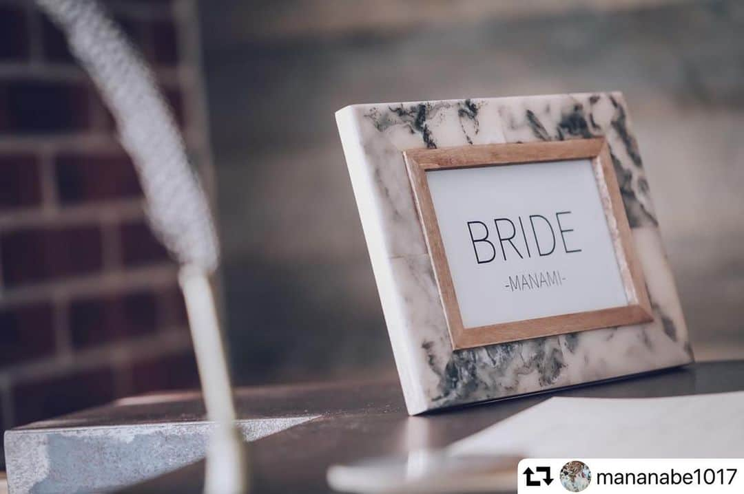 ARCH DAYS Weddingsさんのインスタグラム写真 - (ARCH DAYS WeddingsInstagram)「GROOM BRIDEの文字はシンプルに、その分をフレームにデザイン性のあるものをチョイスした、受付サインのアイディア🕊﻿ ﻿ ﻿ トレンドのマーブル柄と、新郎新婦でそれぞれ違うフレームのアシンメトリーな受付スペースがとってもおしゃれ♩﻿ ﻿ ﻿ @mananabe1017 さん、ご紹介させていただきありがとうございました✨﻿ ﻿ ﻿ -----﻿ ﻿ ﻿ ARCH DAYSへウェディングフォトを掲載させていただける方を大募集🤍﻿ ﻿ ﻿ @archdays_weddings をフォロー＋ #archdays花嫁 をつけて投稿するだけで応募完了！編集部から「リポスト・メディア掲載」のお声がけをさせていただきます🌼﻿ ﻿ ﻿ 挙式当日だけでなく、前撮り後撮り・ペーパーアイテム・ハネムーン・素敵な暮らしの投稿もOK！沢山のご応募お待ちしています♩﻿ ﻿ ﻿ -----﻿ ﻿ ﻿ ▽ARCH DAYSのトップページはこちらから☑︎﻿ @archdays_weddings﻿ プロフィールのリンクから﻿ ﻿ ﻿ ▽KIDS & BABYのパーティーアイディアはこちら☑︎﻿ @archdays﻿ ﻿ ﻿ -----﻿ ﻿ ﻿ ARCH DAYSに会員機能ができました💁‍♀️﻿ ﻿ ﻿ 気になる記事や写真をクリップして、もっと便利に！自分だけのページを作れます📎﻿ ﻿ ﻿ また、会員登録をしてマイページからパートナーを招待すれば、2人でイメージを共有可能に♩﻿ ﻿ ﻿ -----﻿ #archdays #archdays_wedding #アーチデイズ #アーチデイズウェディング #archdays花嫁 #受付サイン #受付サインdiy #受付サイン手作り #受付スペース #受付装飾 #受付スペース装飾 #受付グッズ #受付スペースdiy #受付アイテム #受付コーディネート #受付diy #ウェルカムスペース #ウェルカムスペース装飾 #ウェルカムスペース手作り #ウェルカムスペースアイテム #ウェルカムスペースdiy #ウェルカムスペースイメージ #ウェルカムスペース準備 #ウェルカムスペースグッズ  #ペーパーアイテム #ペーパーアイテム手作り #ペーパーアイテムdiy #結婚式手作り #結婚式diy」8月5日 12時03分 - archdays_weddings