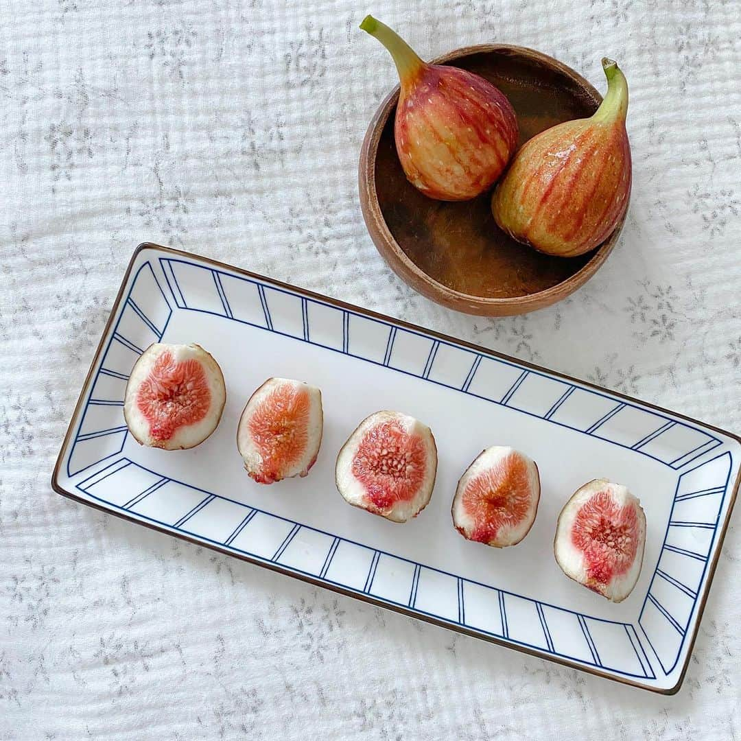 ゆかさんのインスタグラム写真 - (ゆかInstagram)「Who else loves figs?🍎🍓🍇🍒 . .  @gray_jeju 오빠가 판매중인 #무화과 가 오늘 우리의 디저트🍓🍇🍉🍒 너무 맛있어 진짜 너~무 맛있어 말이 필요 없죠? 보면 알죠? ㅎㅎㅎ  #무화과는사랑입니다  . . すんちゃんのお友達のオッパのところのイチジクをこの間買ったんだけど、、、美味しすぎる♥️😭 新鮮そのものだし、甘い💖 夏が来ると、体が欲するイチジク👍 皆も好きかなイチジク？💖 . . .  #チェジュ島 #제주도  #韓国  #family  #日韓夫婦  #홈카페놀이  #日韓夫婦  #유튜버 #제주맘  #아들맘 #젊줌마룩 #육아 #홈카페  #赤ちゃんのいる生活 #한국살이 #국제커플 #국제부부  #부부 #おうち時間  #韓国生活  #韓国在住　#子育てママ #海外生活 #お家カフェ　#イチジク」8月5日 12時15分 - bjyuka