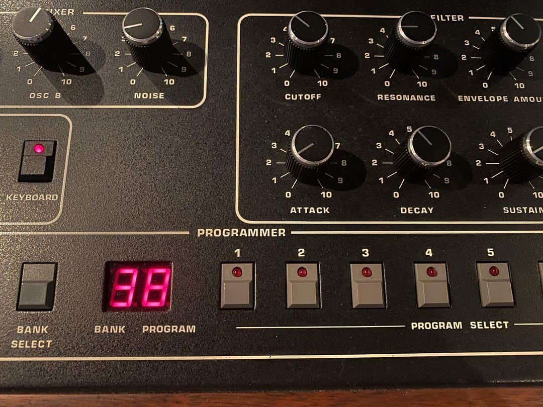 本間昭光のインスタグラム：「今日は38番の音を基本にエディットスタート #prophet5」