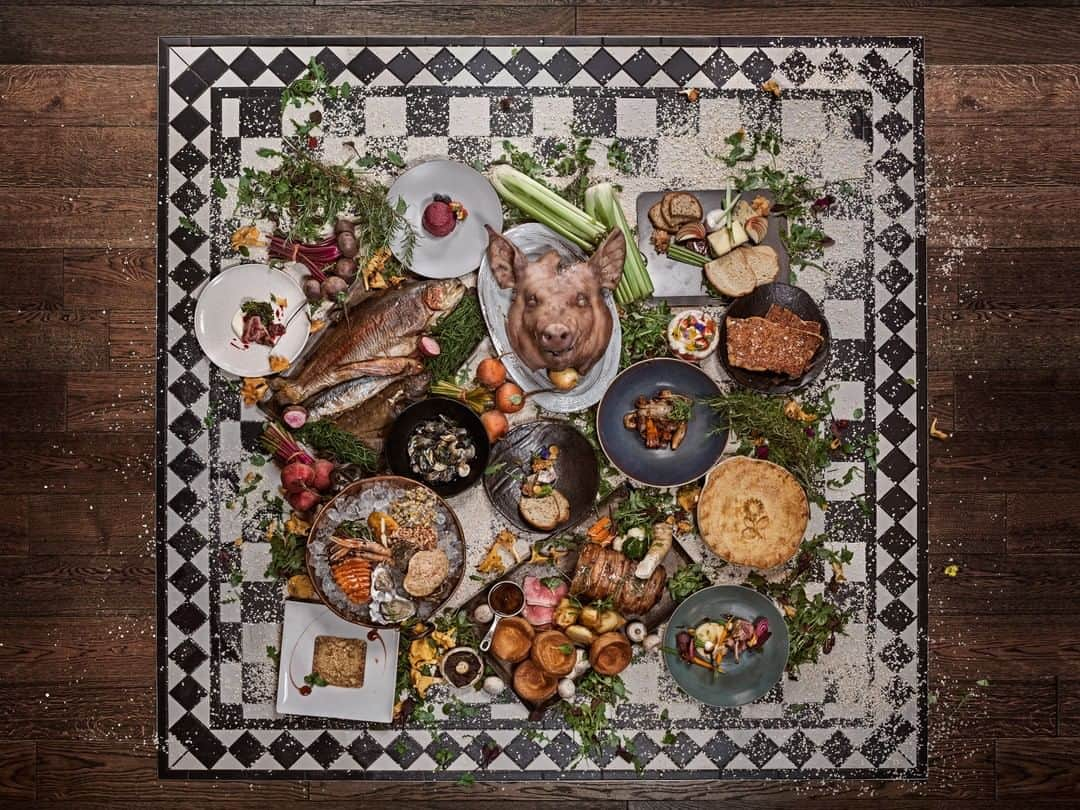 森美術館さんのインスタグラム写真 - (森美術館Instagram)「🍴 ARTISTS COOKBOOK BY MAM 新型コロナウイルス感染症による外出自粛、ロックダウンのため5ヶ月間の休館をしていた森美術館は、7月31日にいよいよ再開します。 この間、ロックダウンや外出自粛期間をクリエイティブに過ごすため、世界各地で自己隔離を続けるアーティストから新鮮な地元の素材を使った、心温まる、シンプルなレシピを素敵なストーリーとともにお届けしてきました。この「アーティスト・クックブック by MAM」は、今回のレシピ#24をもって最終回となります。 世界各地から参加してくれた23名のアーティストに改めて御礼申し上げます。また「アーティスト・クックブック by MAM」を応援してくださった多くの方々（Facebook上では、述べ16万“いいね”）にも、心から御礼申し上げます。 #24 のアイ・ウェイウェイは、レシピというよりは、世界各地の食材からインスパイアされた写真作品を送ってくれました。グロテスクにも見えるイメージは、写真によるヴァニタス絵画のようでもあり、享楽主義の宴会、自然界の生死のエコロジー、世界の歴史や気候を反映した食文化など、多様な観点から、私たちを取り巻く世界を考えさせてくれます。 コロナとともに生きる新しい日常のなかでも、みなさん、どうか引き続きクリエイティブに、そして健やかにお過ごしください。  片岡真実（森美術館館長）  レシピ#24 アイ・ウェイウェイ（艾未未） 「フード・フォトグラフィ」シリーズより  現在地：ケンブリッジ（英国） 場所（それぞれの写真）：ケンブリッジ、ポルトガル、台北  #ArtistsCookbookByMAM #AiWeiwei #MoriArtMuseum #MuseumFromHome #Cookbook」8月5日 12時10分 - moriartmuseum