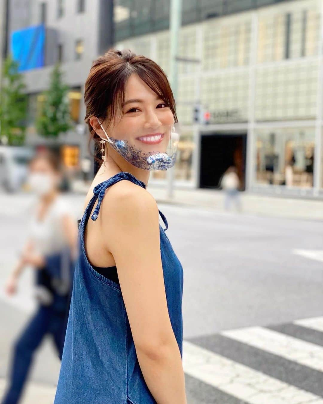 石井里奈さんのインスタグラム写真 - (石井里奈Instagram)「こんにちは☀️ . これもようやく報告💕 先日フェイスシールドやマウスシールドを販売している @doubleh_tokyo さんのモデルをさせていただきました👏❤️ . マスクだとニキビができたり息苦しさがあったりしますが、マスクシールドは本当に快適🙆‍♀️✨ . 運動もしやすいし、日々の生活がかなり楽になりました❤️特に最近暑いですが、マスク蒸れもなくて快適✨口元も見えるので表情もみれていいですよね🥰 . そして今日からこのわたしが着用しているイラストタイプのマウスシールドも発売開始✨💕 とってもファッショナブルでおしゃれでしょ？❤️ . これつけてると視線は感じますが笑、お洋服とのコーデもバッチリ💕 ウィズコロナでマスク着用がマストな時代だからこそ、マスクでおしゃれするのも楽しいよね❤️ . UVのフェイスシールドなど他にも色々でてるのでぜひチェックしてみてね💕 . 午後も頑張りましょう😆✨ . #フェイスシールド #マウスシールド #マスク #熱中症対策 #熱中症 #コロナ #コロナに負けるな #covid19 #withコロナ #ウィズコロナ #コロナ対策 #感染予防 #mask #facemask #おしゃれ #おしゃれマスク #肌荒れ #肌荒れ改善 #ニキビ #ニキビケア #美肌ケア #uvケア #日焼け止め #夏ファッション #夏服コーデ #夏コーデ #スポーツ女子 #マスク女子 #マスク着用 #マスクメイク」8月5日 12時11分 - ri7tin1025