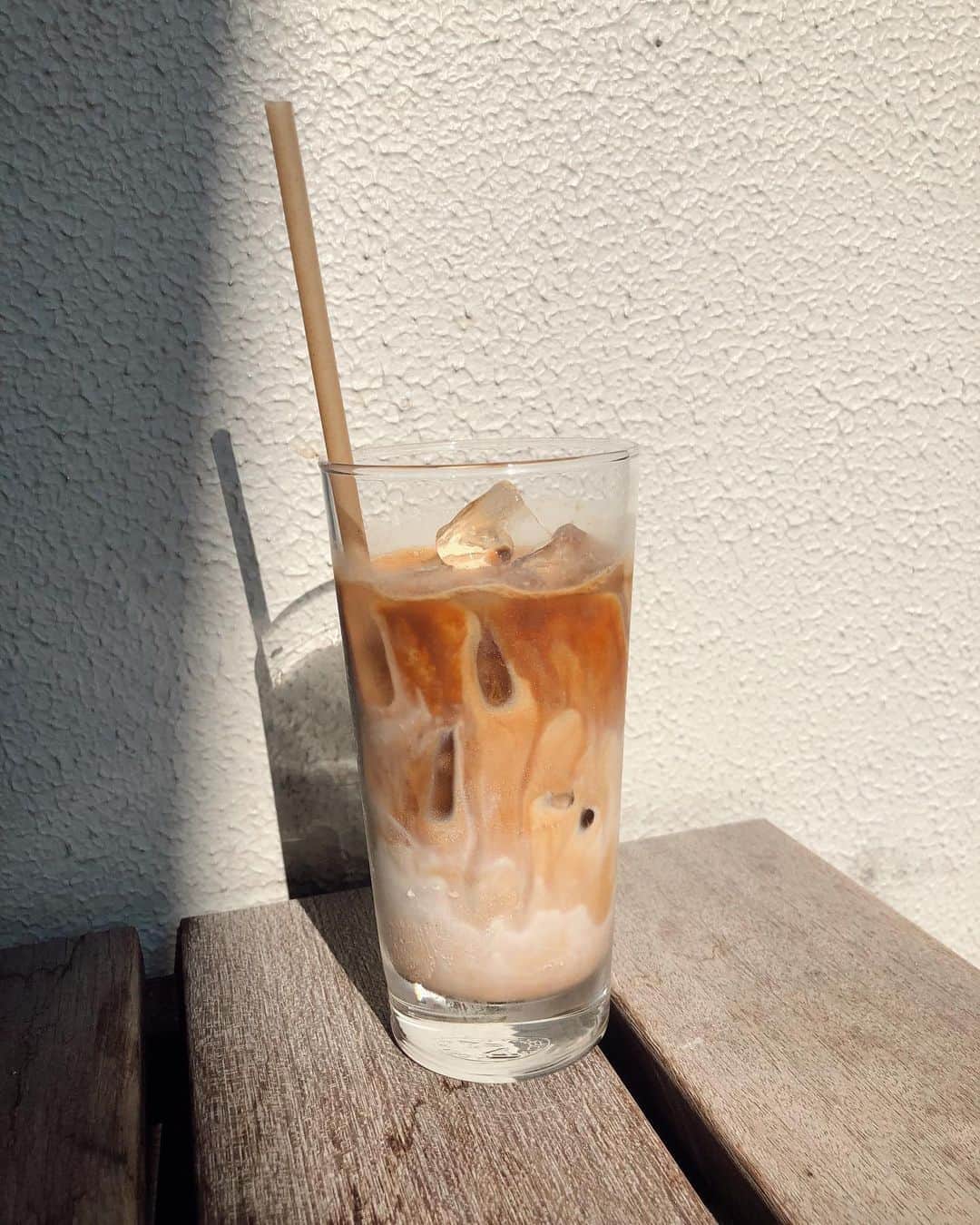 大屋夏南さんのインスタグラム写真 - (大屋夏南Instagram)「Happiness is iced latte on a hot day 🖤 暑い日のアイスラテの幸福感🥺ミルクはソイかアーモンド🤍牛乳は子供の頃から好きじゃない😗 ・ ・ #coffee #牛乳嫌いでも大きく育つよ」8月5日 12時11分 - __kana_oya__