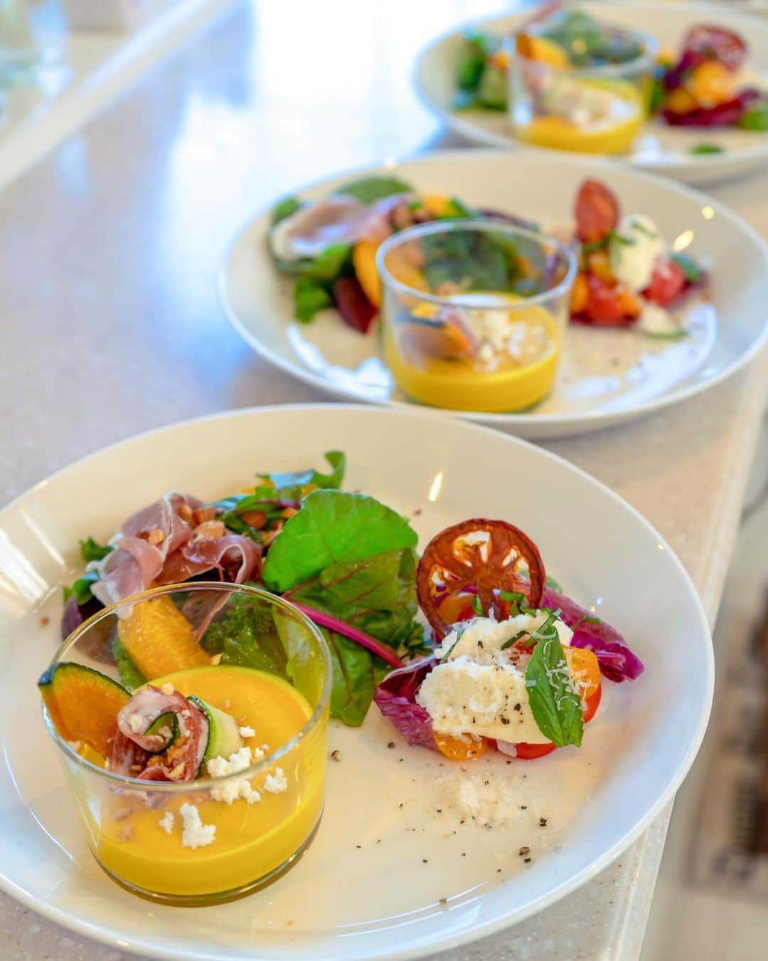 のインスタグラム：「とっても美味しいお食事をいただいたので、記録😋. . 出張シェフ👨‍🍳最高でした！ ピザ窯がなくても、こんな美味しくピザを食べられるなんて！！感動🥺. . 大好きなエンボカの元シェフだそうで、美味しすぎたな🙏🏻. 珍しくて、どうやって調理してるかずっと観察してしまいました…！ ありがとうございました🙇‍♀️. . ご馳走様でした☺️！ . #ディナー #出張シェフ #イタリアン #ピザ #パスタ #テーブルこーディネート #夕飯 #おうちごはん #ごはん #おうちイタリアン #ホームパーティー #ホームパーティー料理」